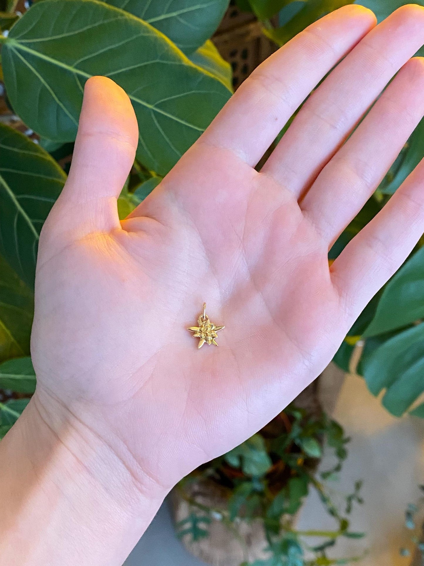 Vintage Solid 18k Yellow Gold Flower Charm