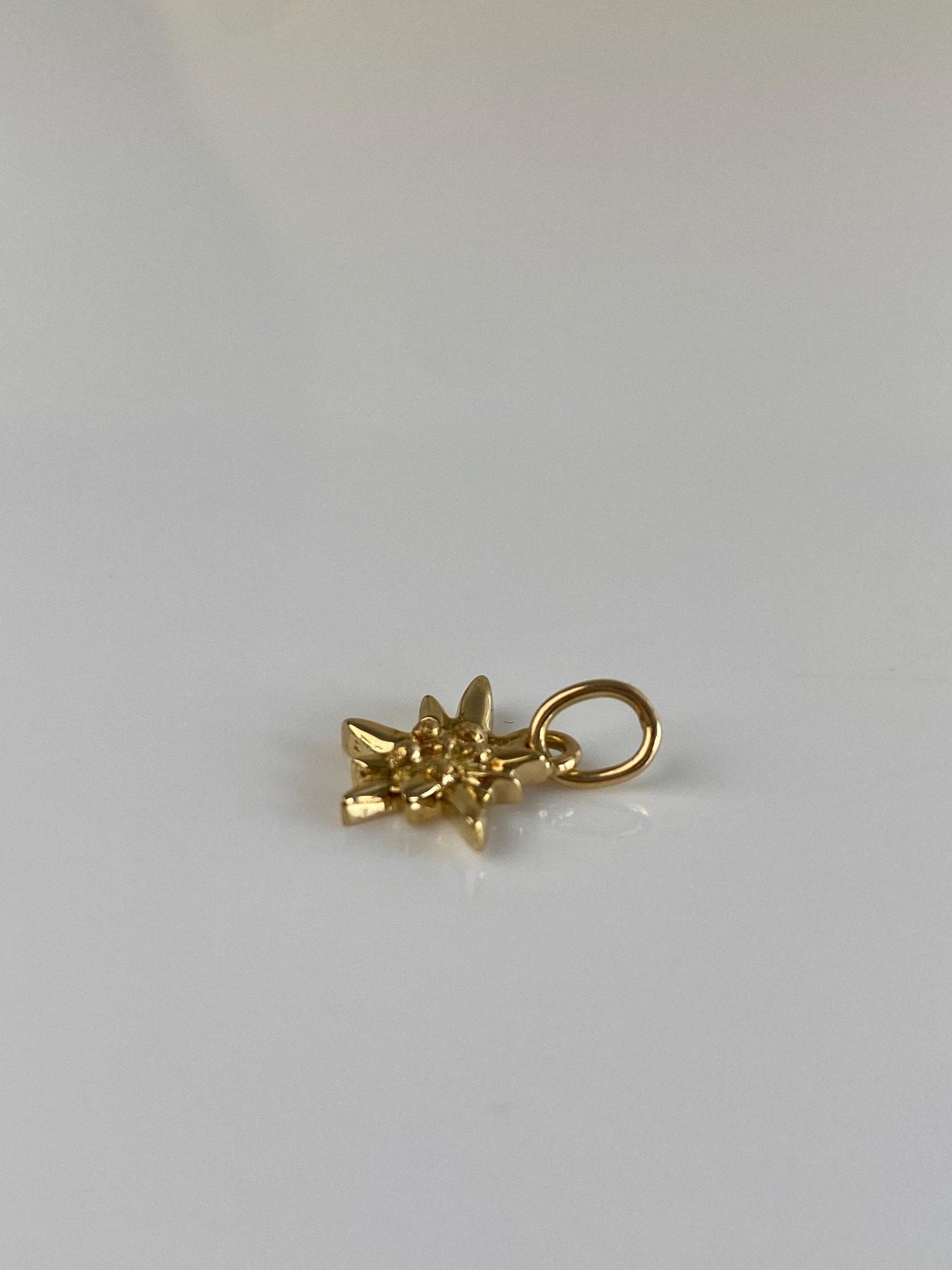 Vintage Solid 18k Yellow Gold Flower Charm