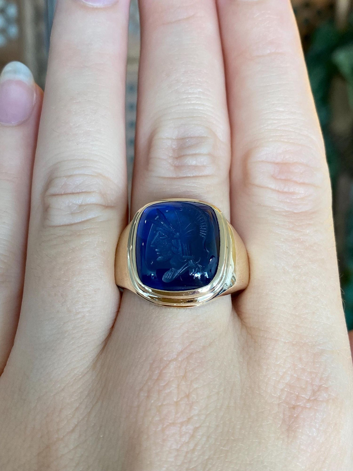 Vintage Solid 10k Yellow Gold Blue Spinel Intaglio Cameo Signet Ring - Size 10.25
