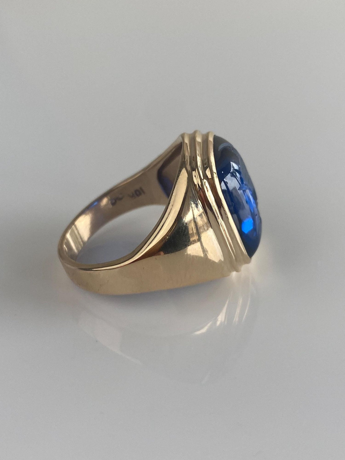 Vintage Solid 10k Yellow Gold Blue Spinel Intaglio Cameo Signet Ring - Size 10.25