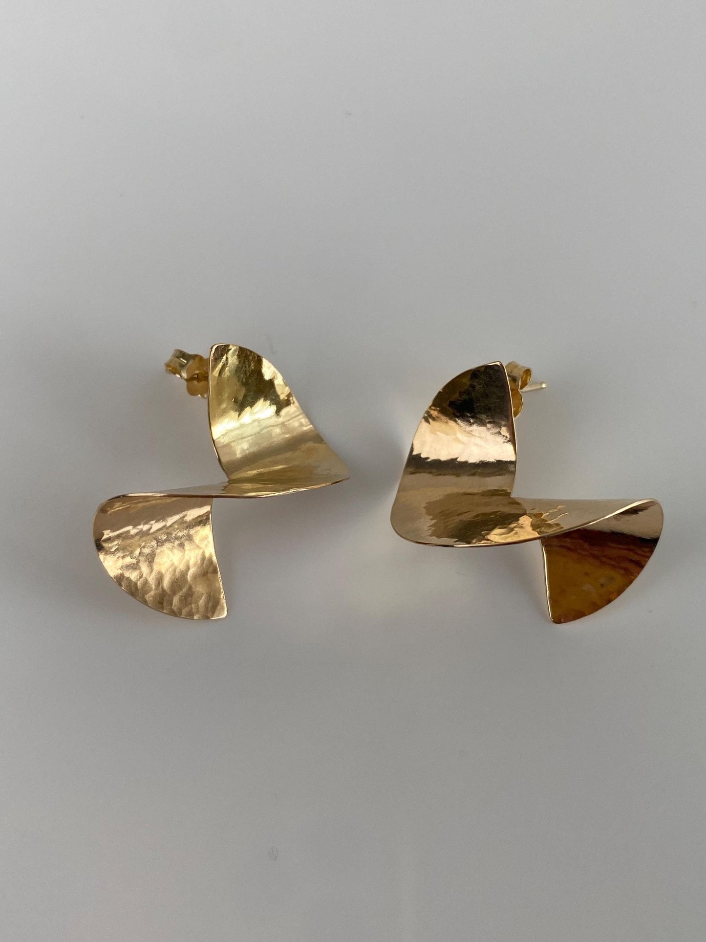 Vintage Solid 14k Yellow Gold Hammered Twist Circle Stud Earrings