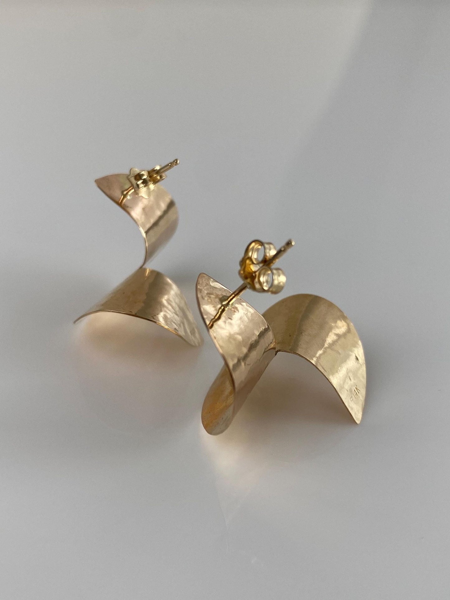 Vintage Solid 14k Yellow Gold Hammered Twist Circle Stud Earrings