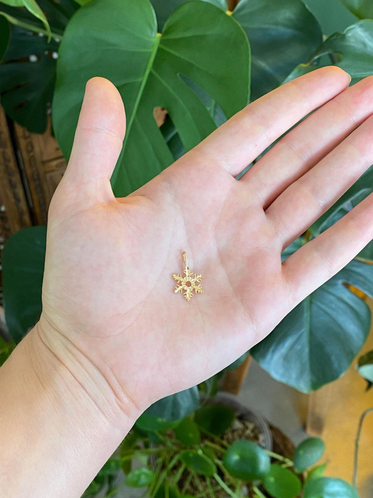 Vintage Solid 14k Yellow Gold Diamond Cut Snowflake Charm