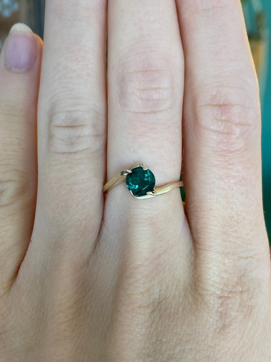 Vintage Solid 9k Yellow Gold Dark Green Cubic Zirconia Twist Ring - Size 6