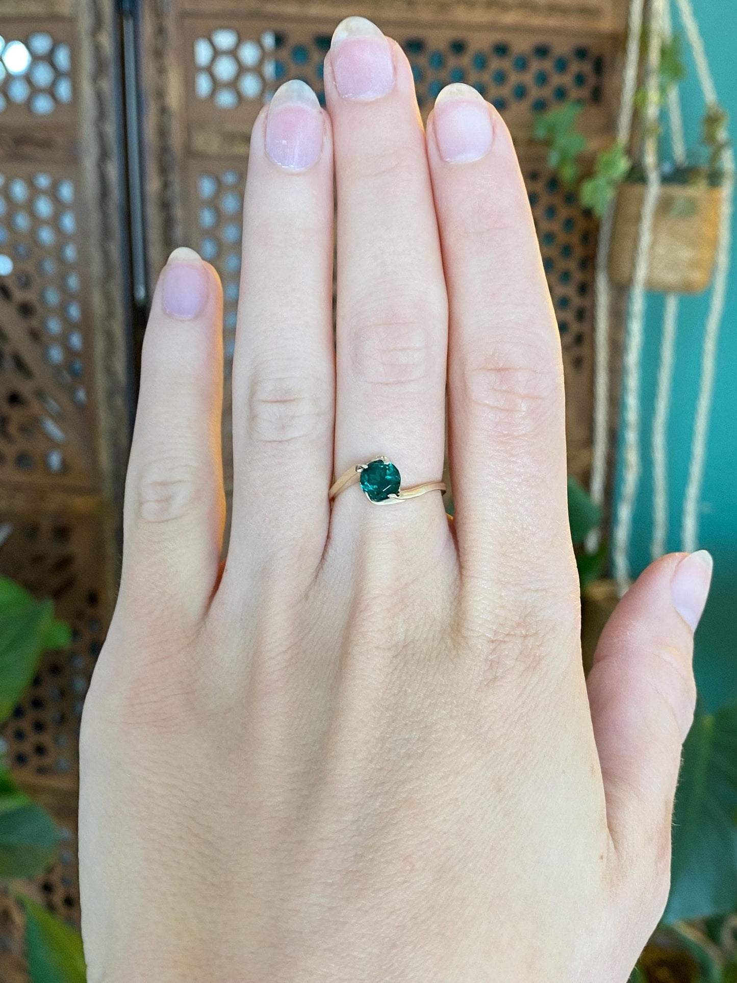 Vintage Solid 9k Yellow Gold Dark Green Cubic Zirconia Twist Ring - Size 6