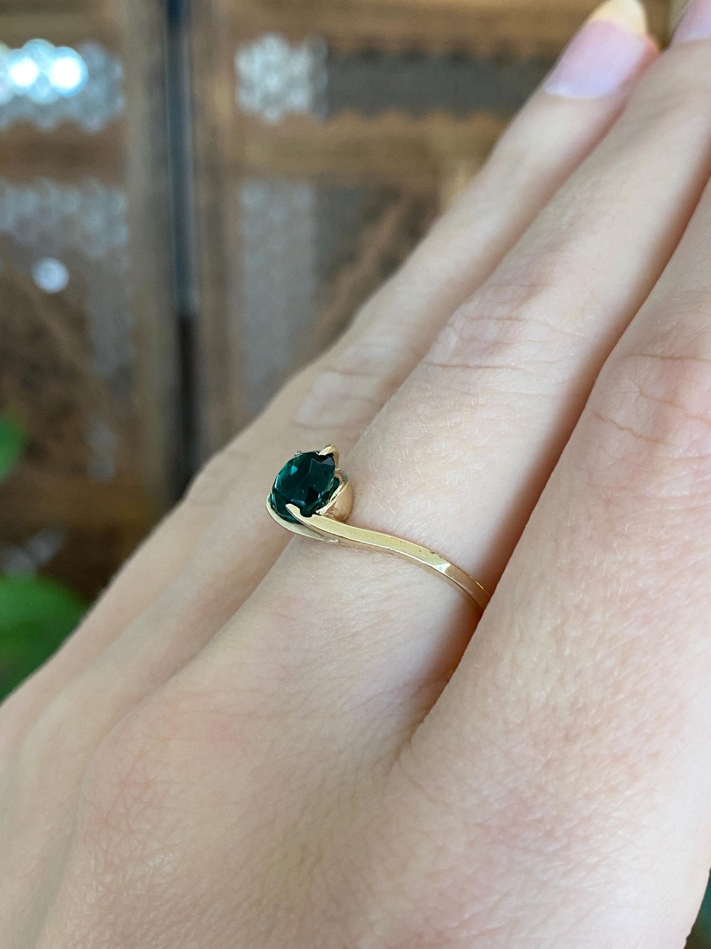 Vintage Solid 9k Yellow Gold Dark Green Cubic Zirconia Twist Ring - Size 6