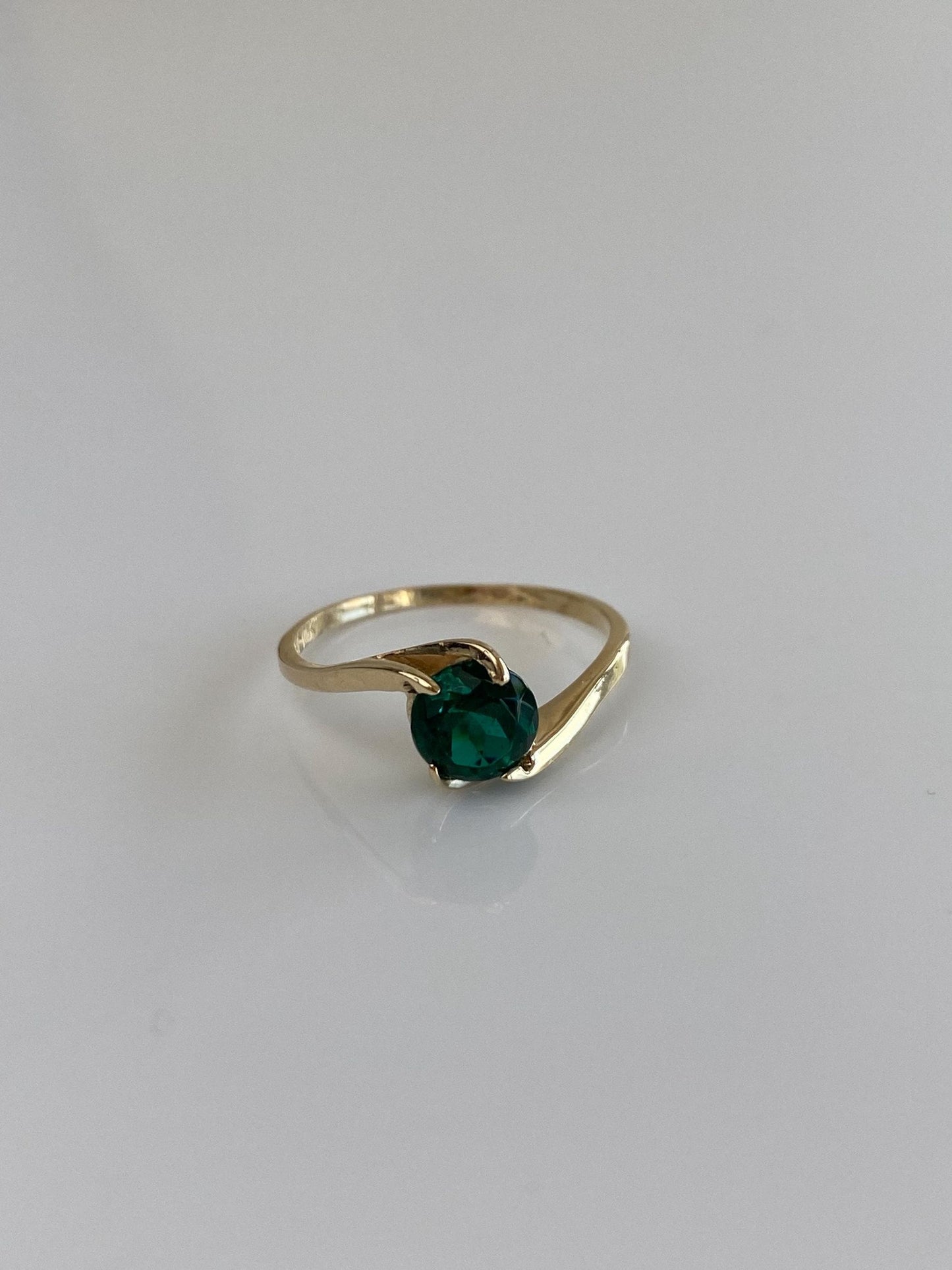 Vintage Solid 9k Yellow Gold Dark Green Cubic Zirconia Twist Ring - Size 6