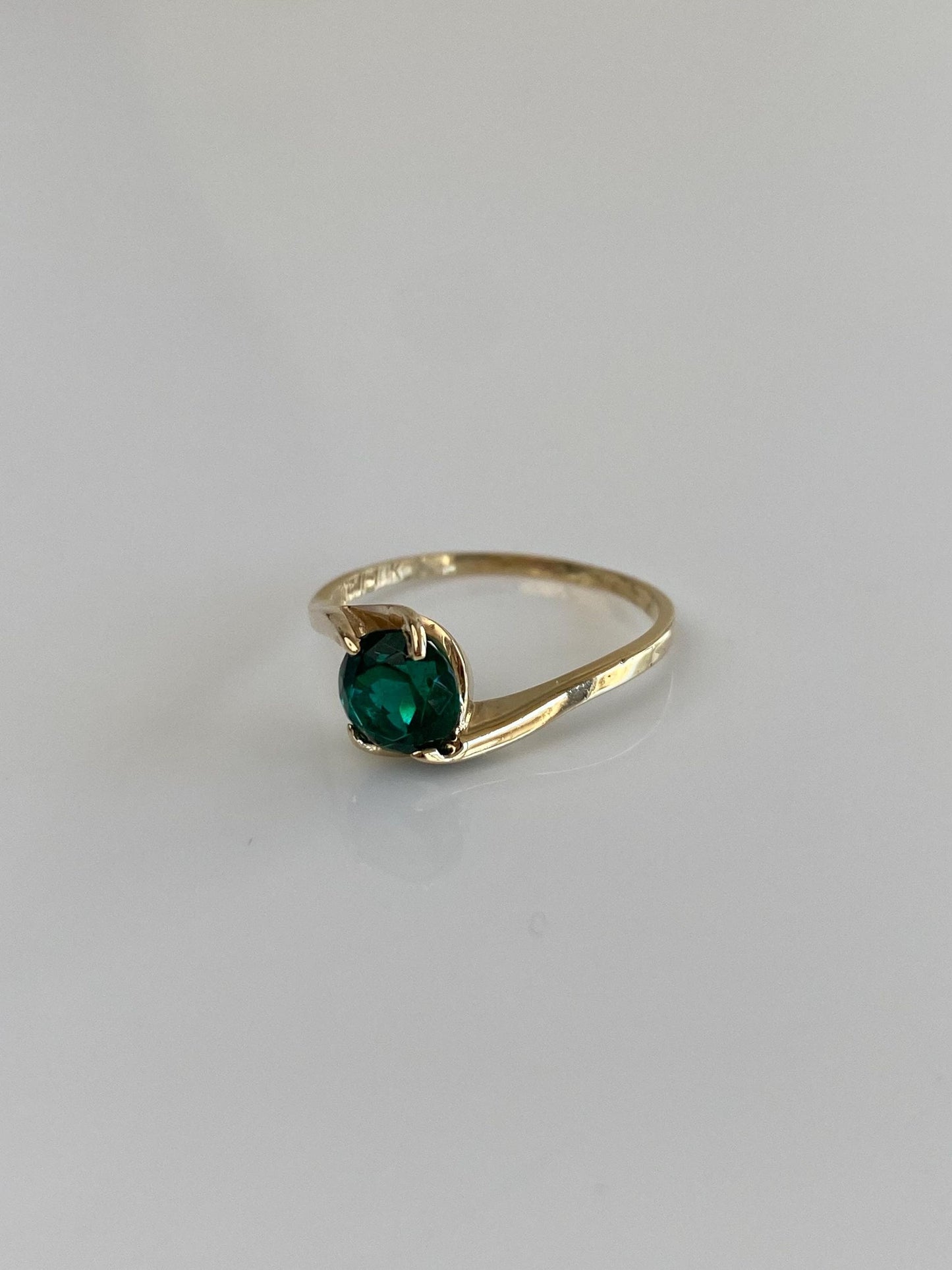 Vintage Solid 9k Yellow Gold Dark Green Cubic Zirconia Twist Ring - Size 6