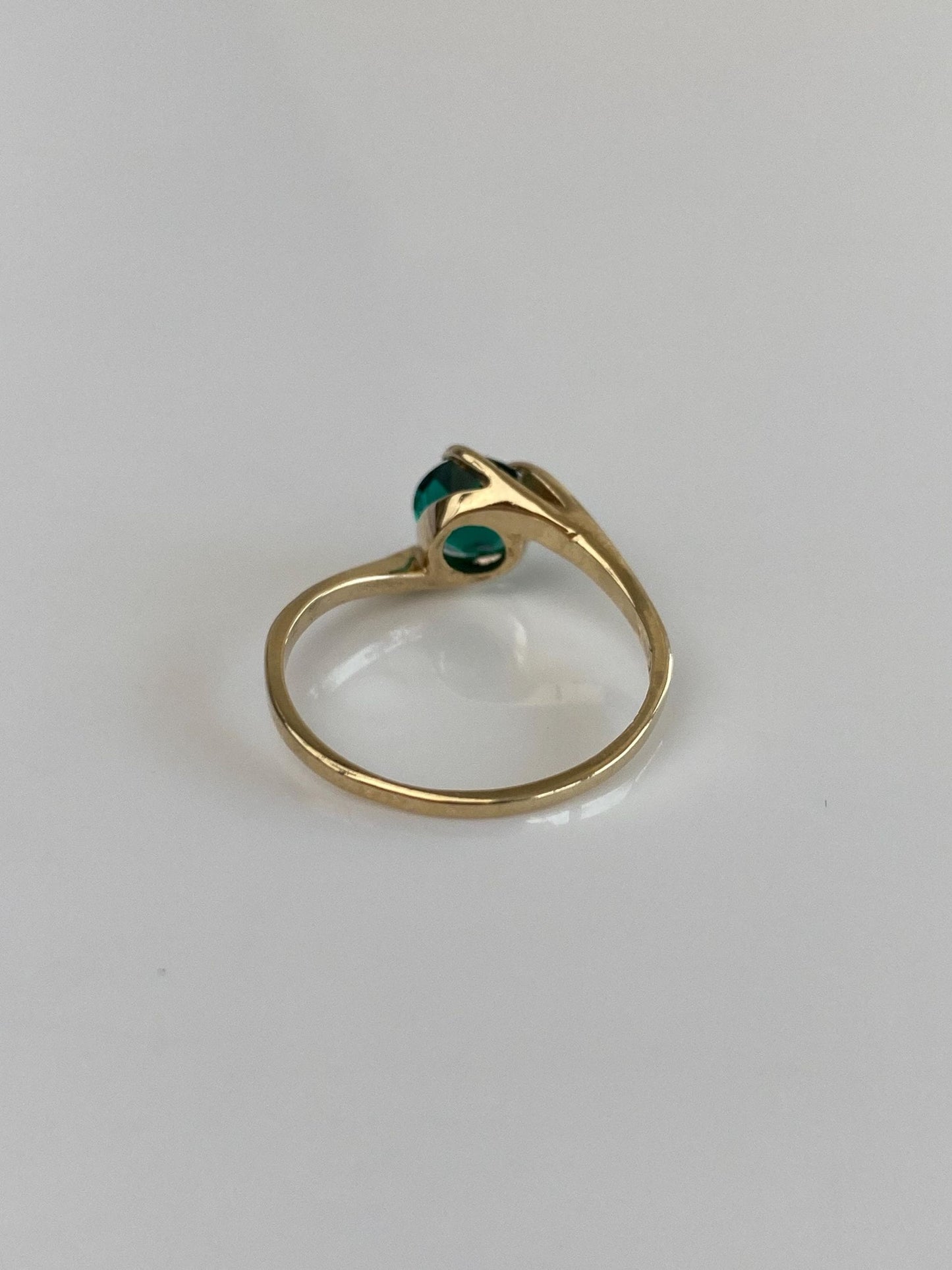 Vintage Solid 9k Yellow Gold Dark Green Cubic Zirconia Twist Ring - Size 6