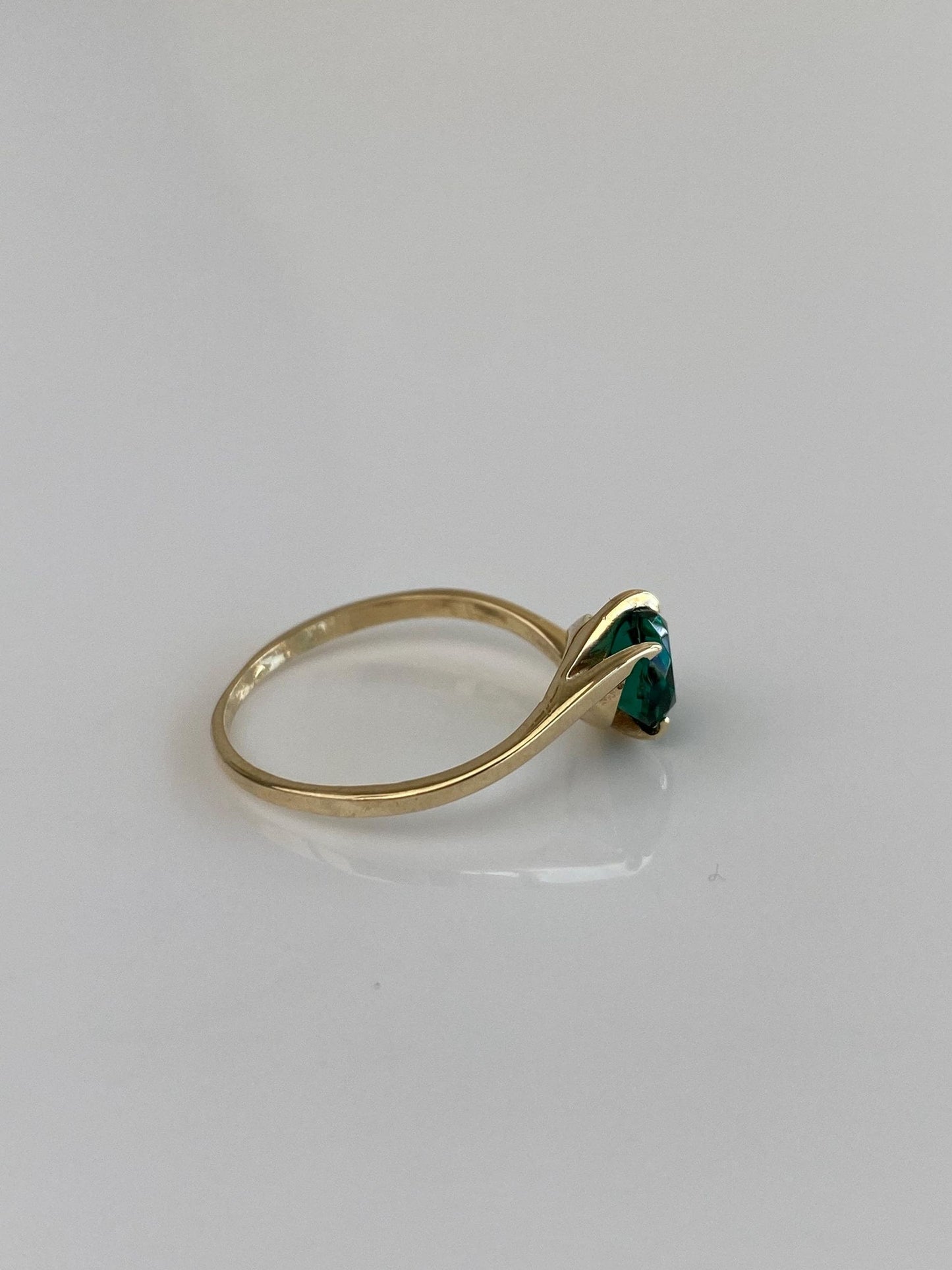 Vintage Solid 9k Yellow Gold Dark Green Cubic Zirconia Twist Ring - Size 6