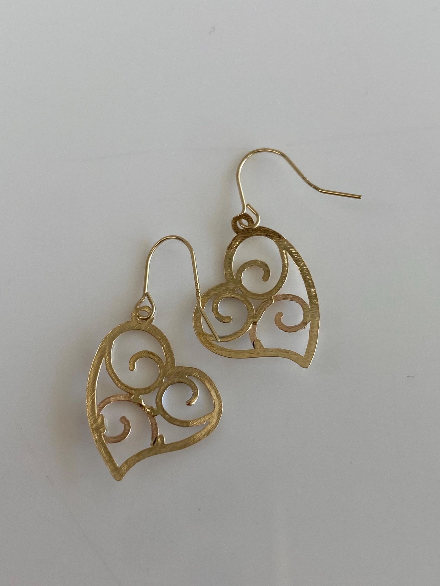 Vintage Solid 14k Tri Tone Gold Heart Dangle Earrings