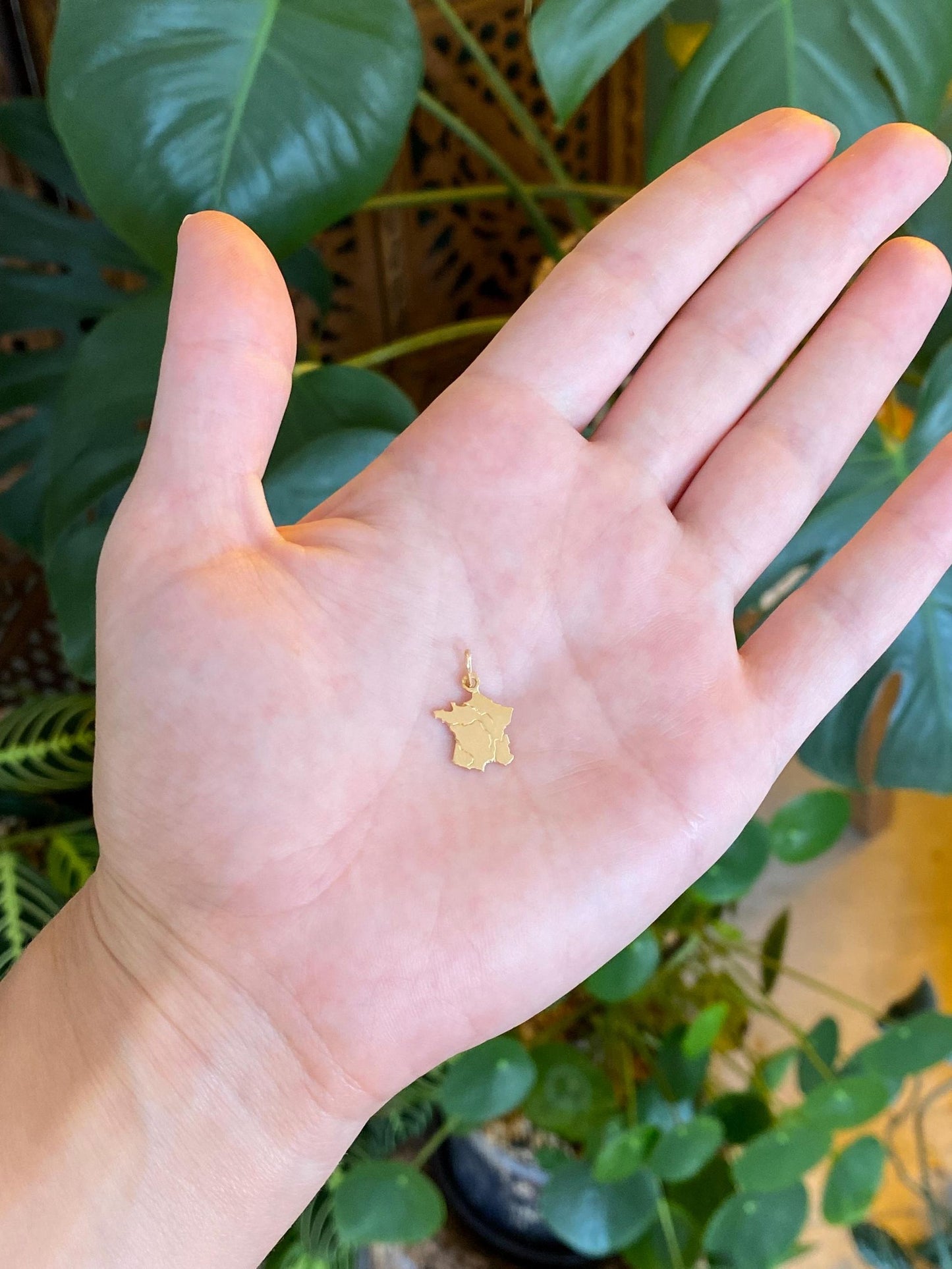 Vintage Solid 18k Yellow Gold Country Charm