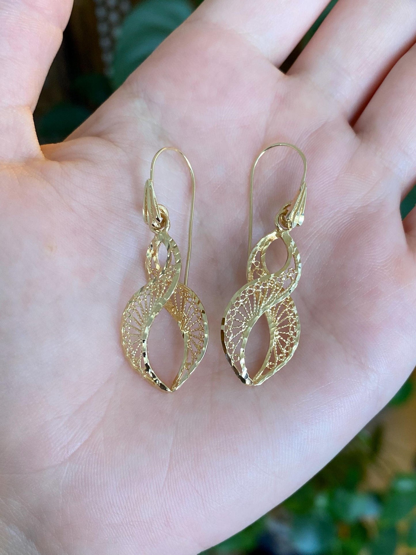 Vintage Solid 14k Yellow Gold Diamond Cut Filigree Spiral Dangle Earrings