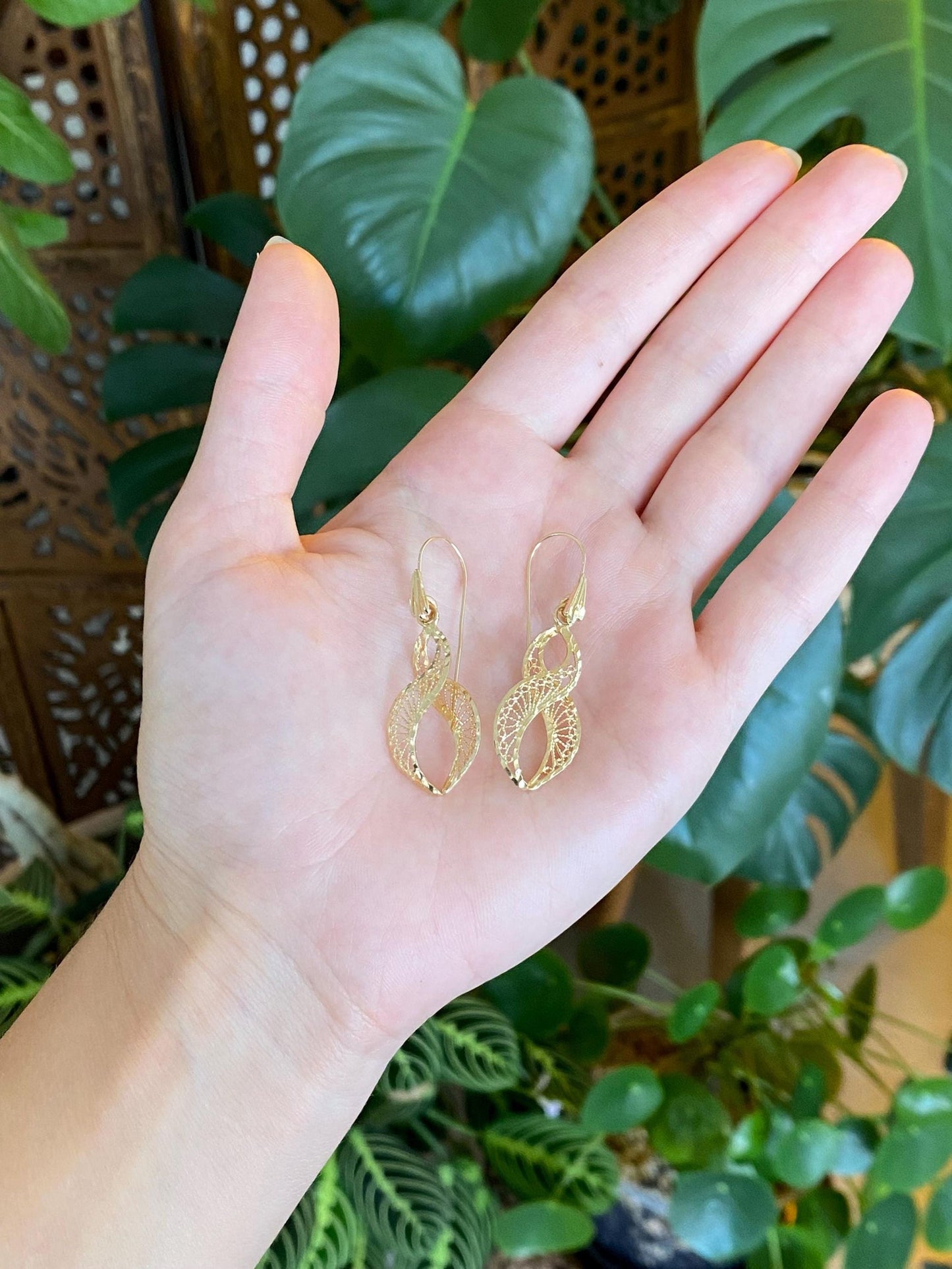 Vintage Solid 14k Yellow Gold Diamond Cut Filigree Spiral Dangle Earrings