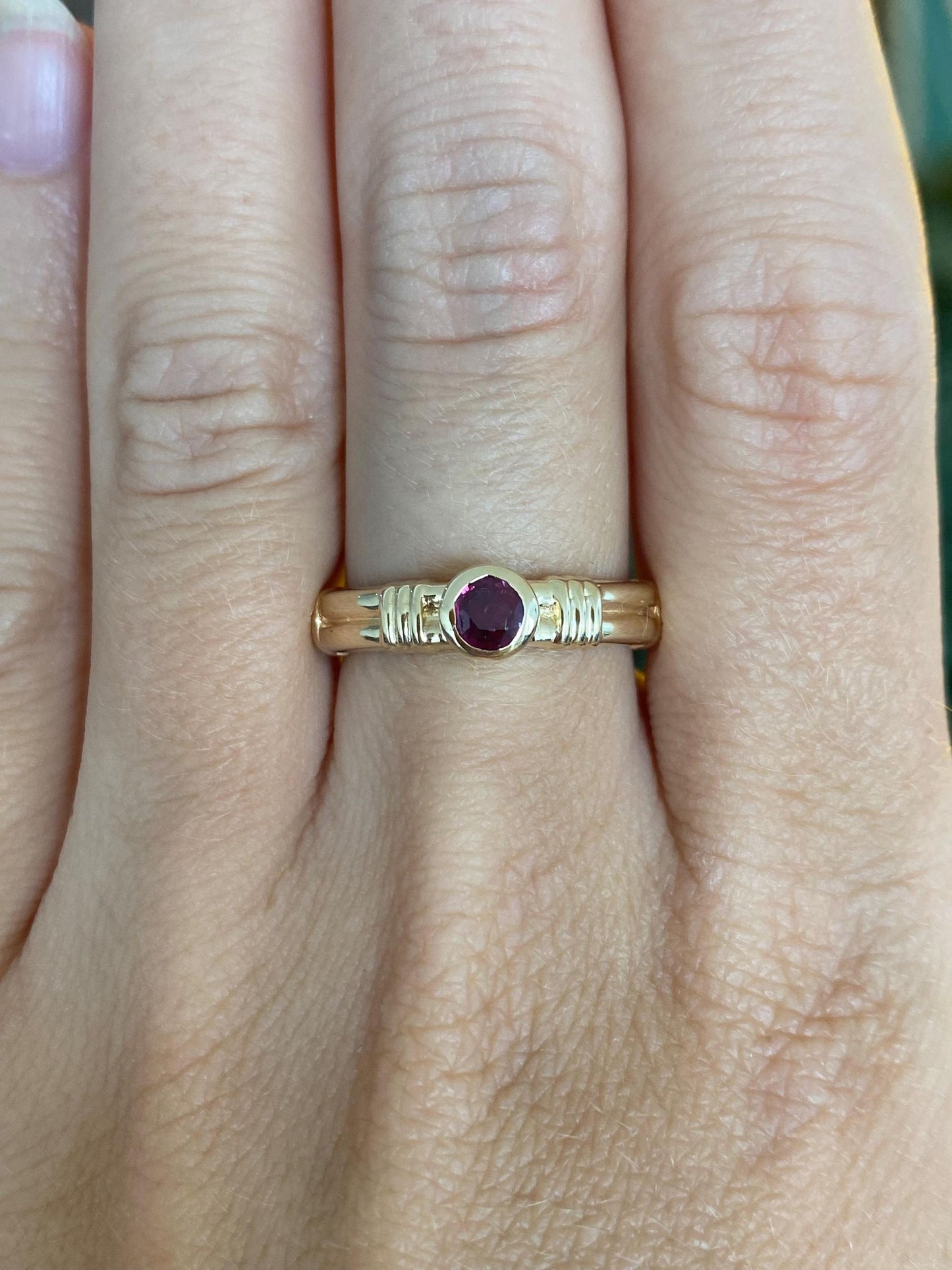 Vintage Solid 14k Yellow Gold Ruby Designed Ring - Size 7.25