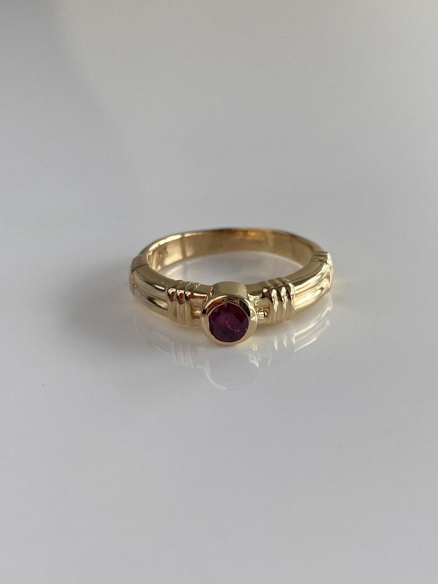 Vintage Solid 14k Yellow Gold Ruby Designed Ring - Size 7.25