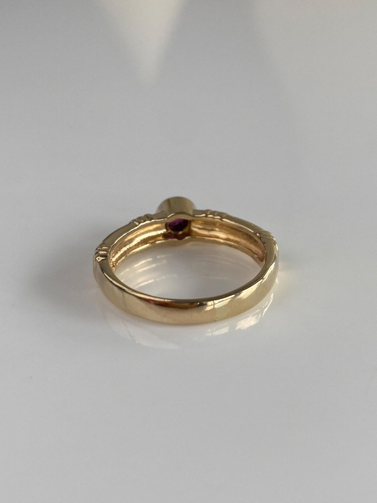 Vintage Solid 14k Yellow Gold Ruby Designed Ring - Size 7.25