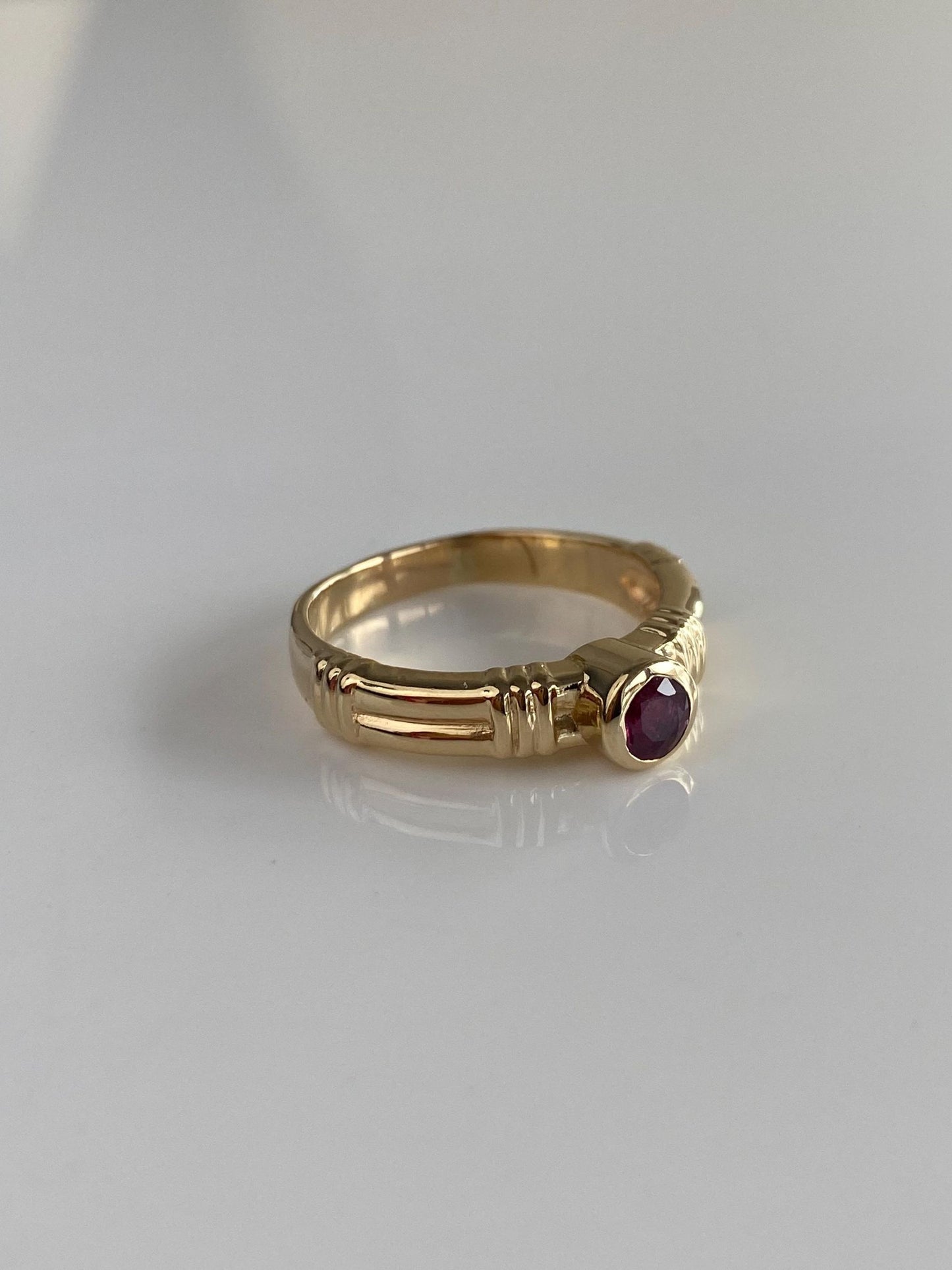 Vintage Solid 14k Yellow Gold Ruby Designed Ring - Size 7.25