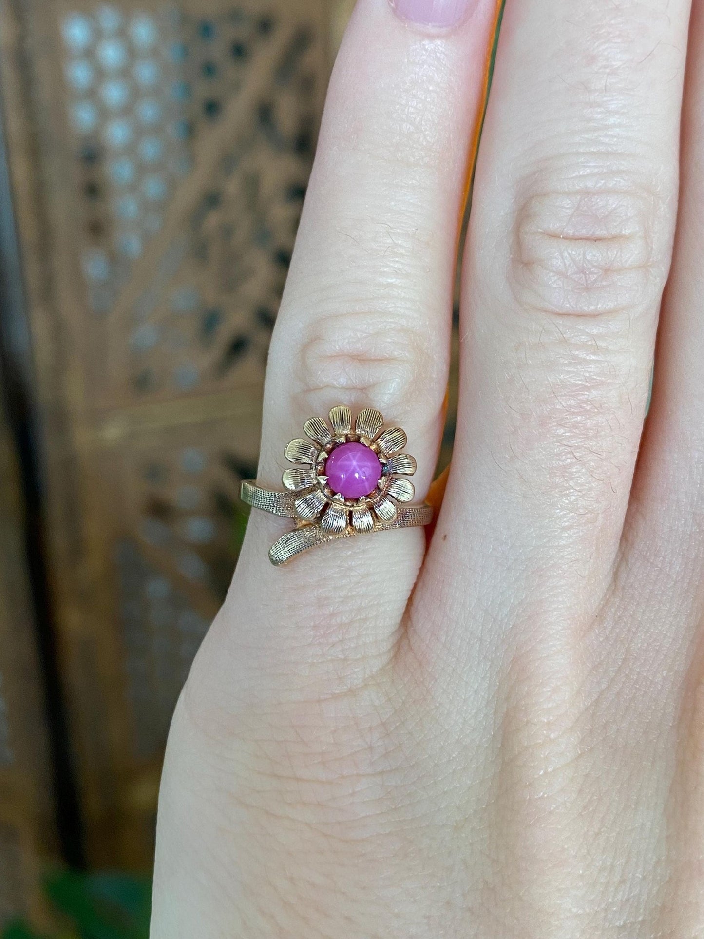 Vintage Solid 10k Yellow Gold Pink Star Sapphire Flower Ring - Size 3.75