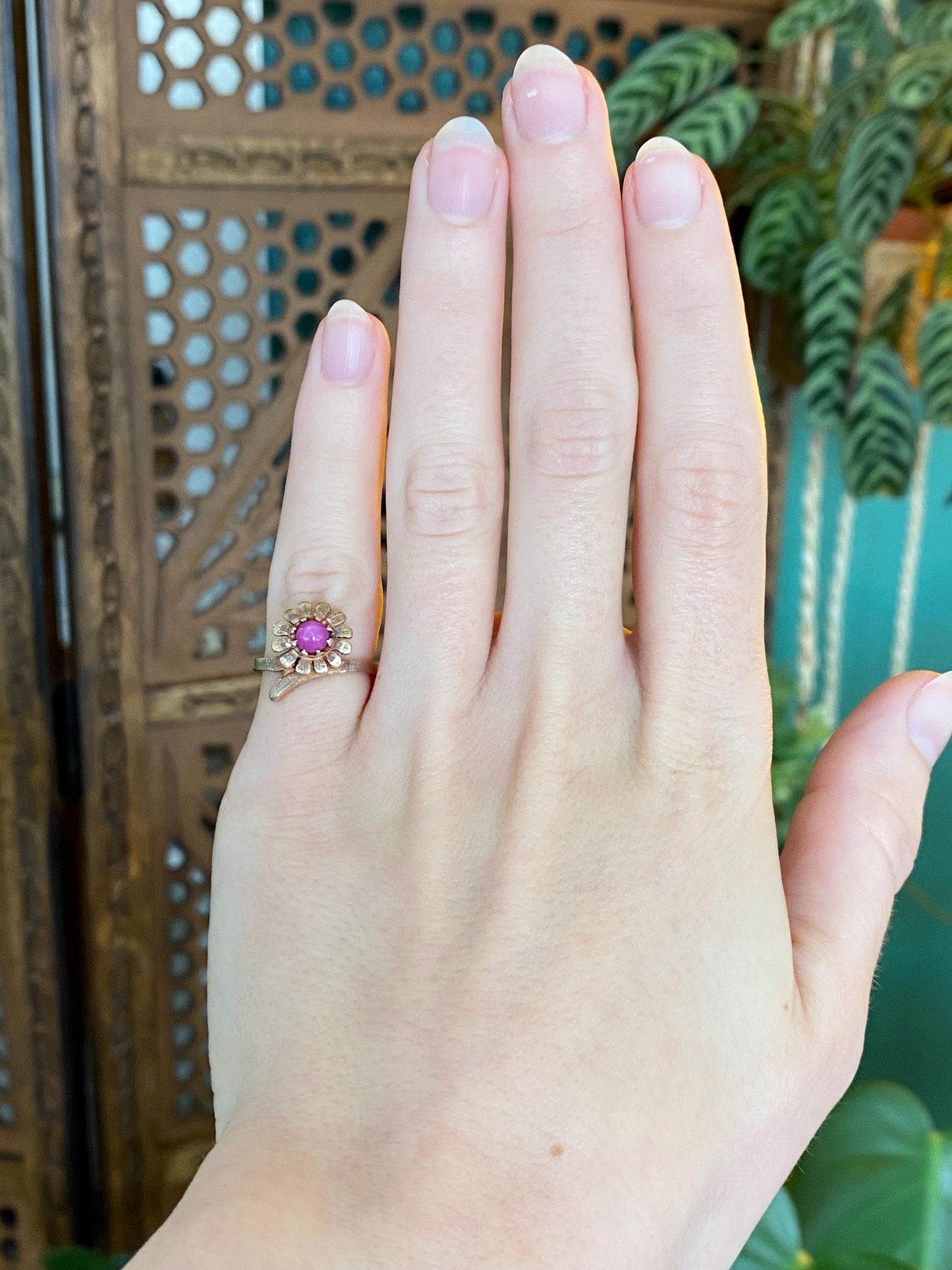 Vintage Solid 10k Yellow Gold Pink Star Sapphire Flower Ring - Size 3.75