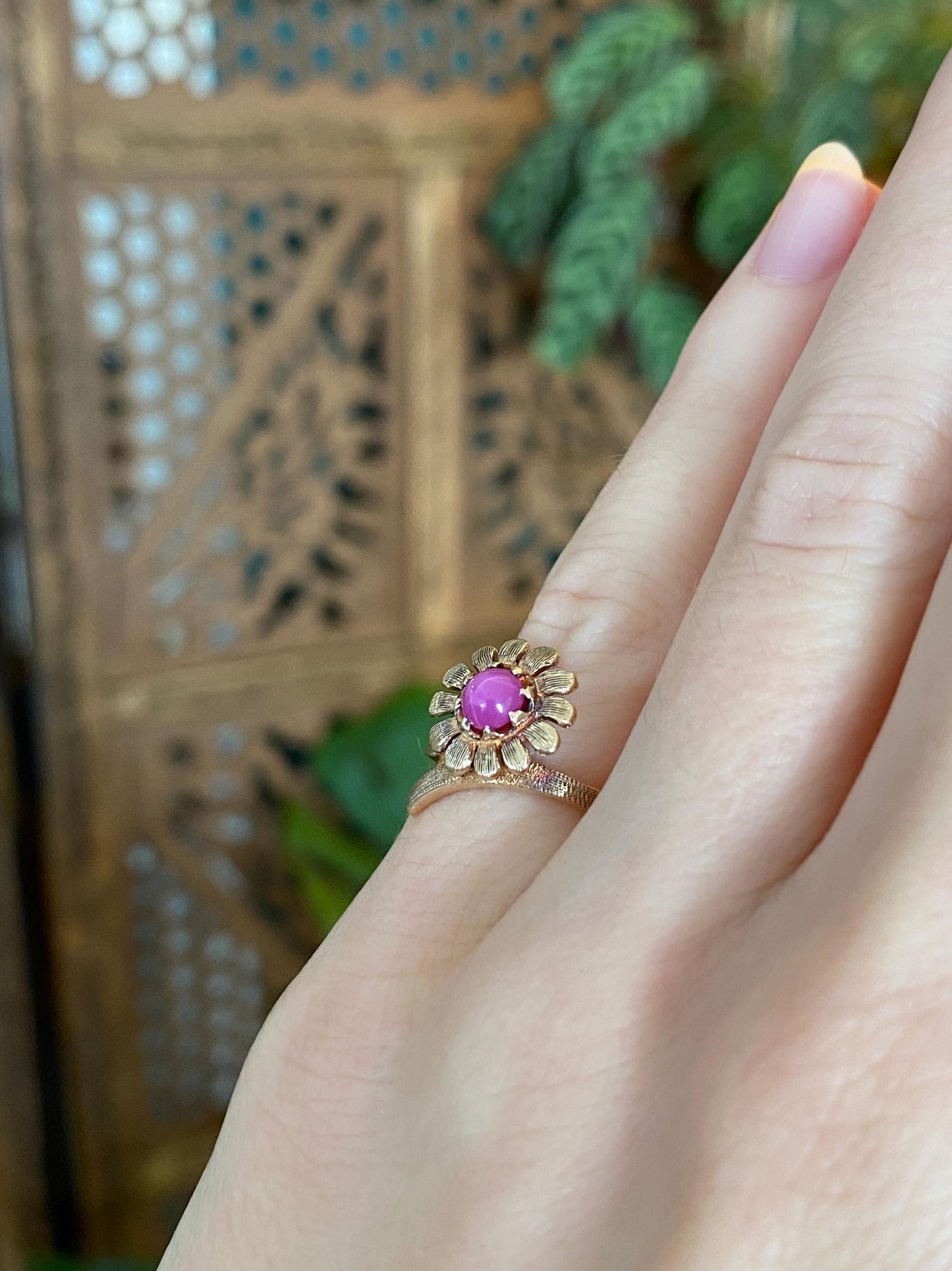 Vintage Solid 10k Yellow Gold Pink Star Sapphire Flower Ring - Size 3.75