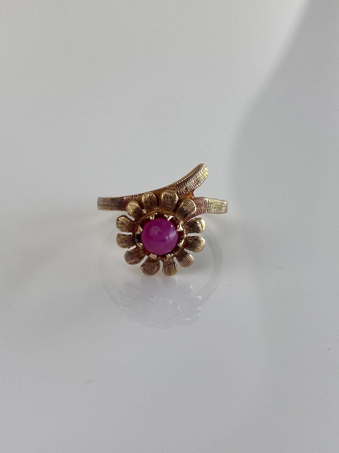 Vintage Solid 10k Yellow Gold Pink Star Sapphire Flower Ring - Size 3.75