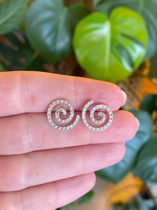 Vintage Solid 14k White Gold Diamond Cut Spiral Stud Earrings