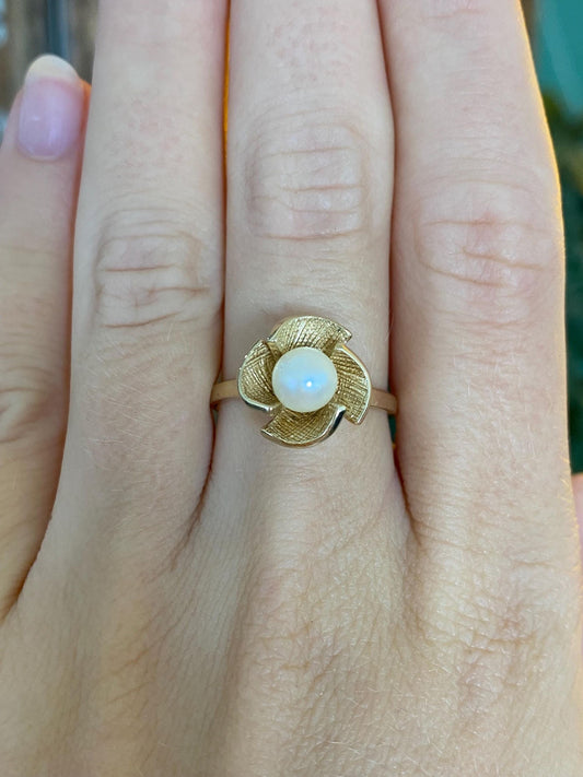 Vintage Solid 14k Yellow Gold Pearl Flower Ring - Size 7.25