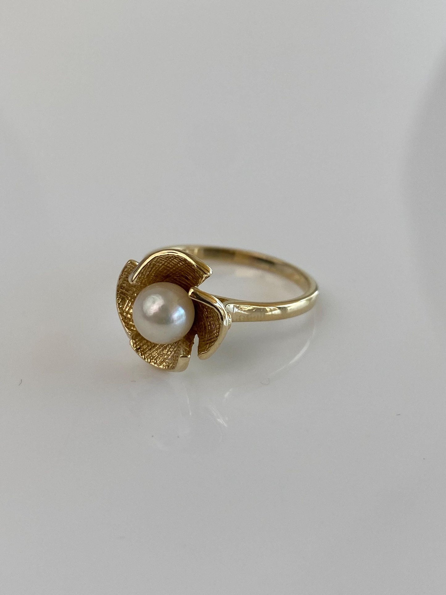 Vintage Solid 14k Yellow Gold Pearl Flower Ring - Size 7.25