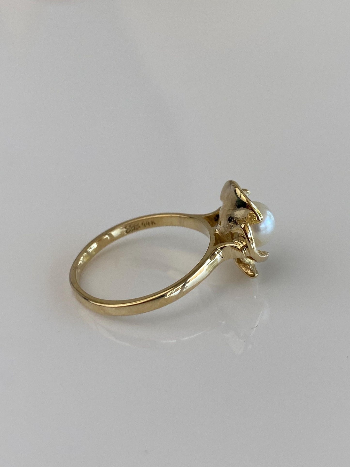 Vintage Solid 14k Yellow Gold Pearl Flower Ring - Size 7.25