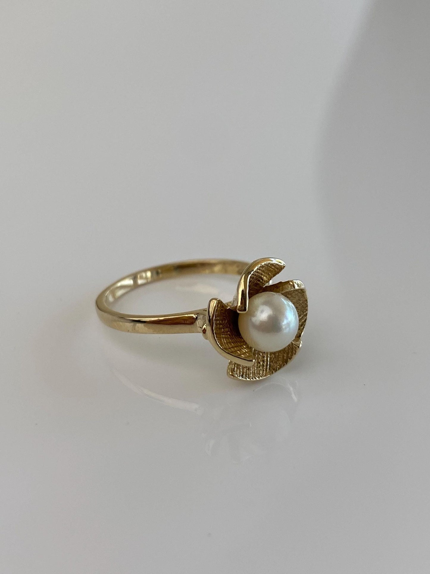 Vintage Solid 14k Yellow Gold Pearl Flower Ring - Size 7.25