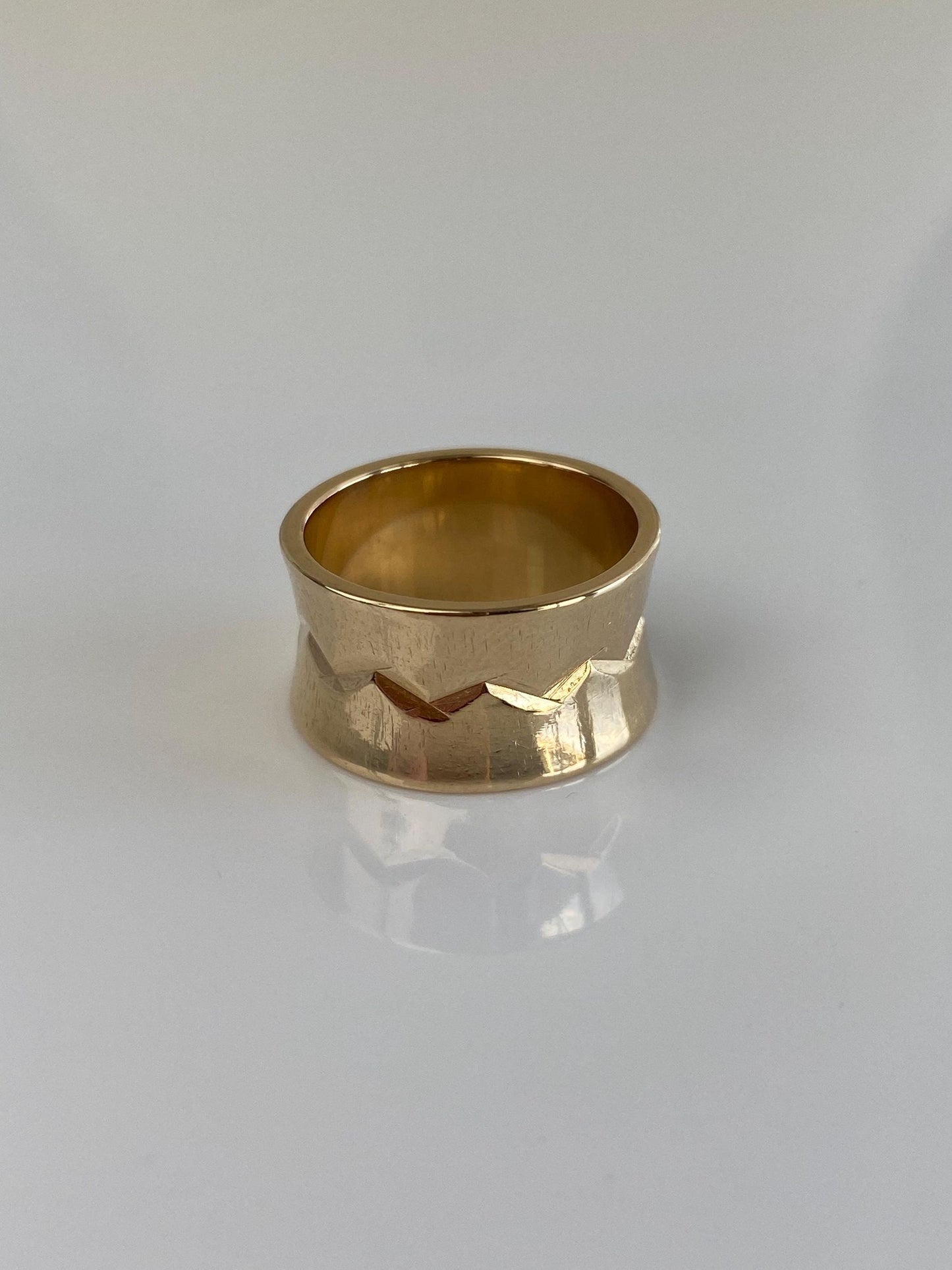 Vintage Solid 14k Yellow Gold Wide Zig Zag Design Ring Band - Size 5