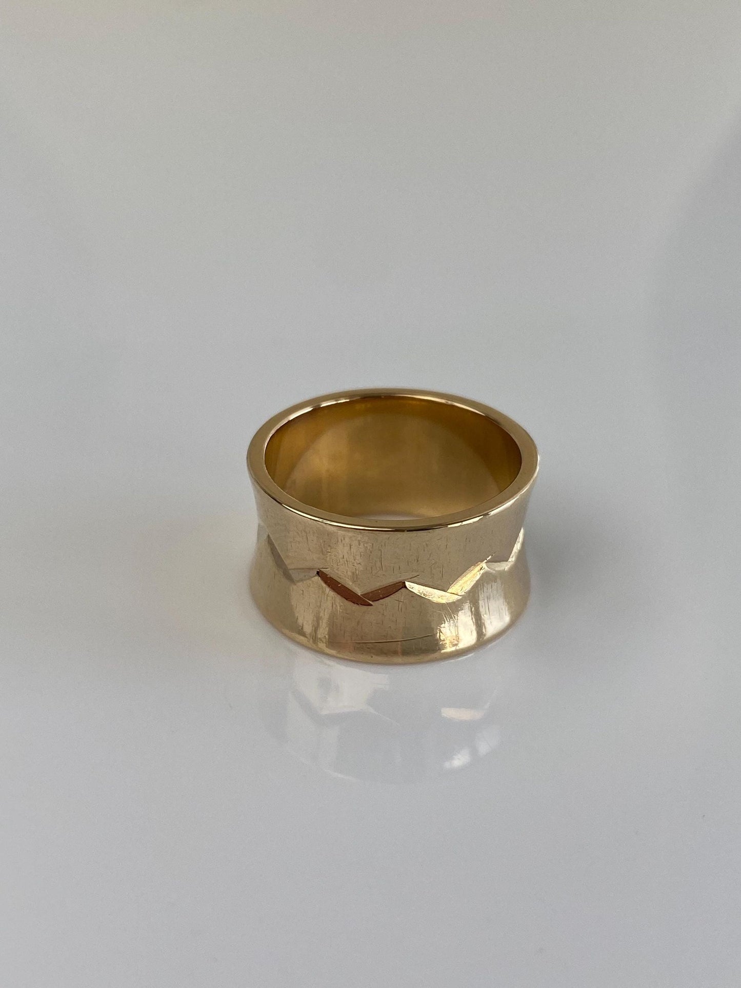 Vintage Solid 14k Yellow Gold Wide Zig Zag Design Ring Band - Size 5