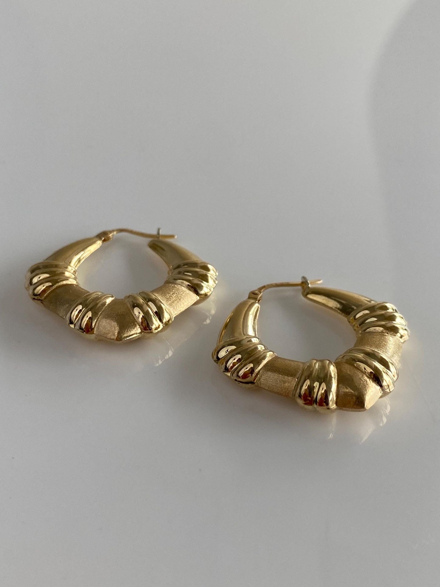 Vintage 14k Yellow Gold Satin Shiny Scalloped Style Hoop Earrings