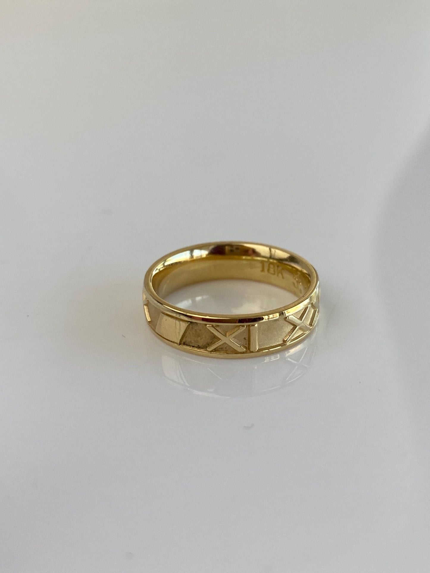 Vintage Solid 18k Yellow Gold Roman Numeral Ring Band - Size 5.25