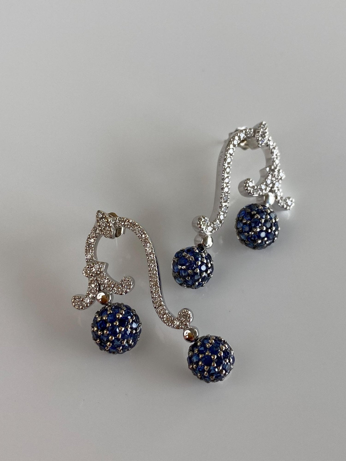 Vintage Solid 18k White Gold Blue Sapphire Diamonds Drop Earrings