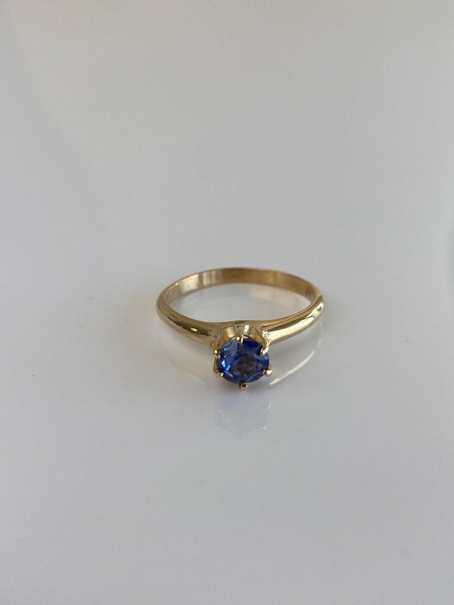 Vintage Solid 14k Yellow Gold Dusty Blue Sapphire Ring - Size 5.75