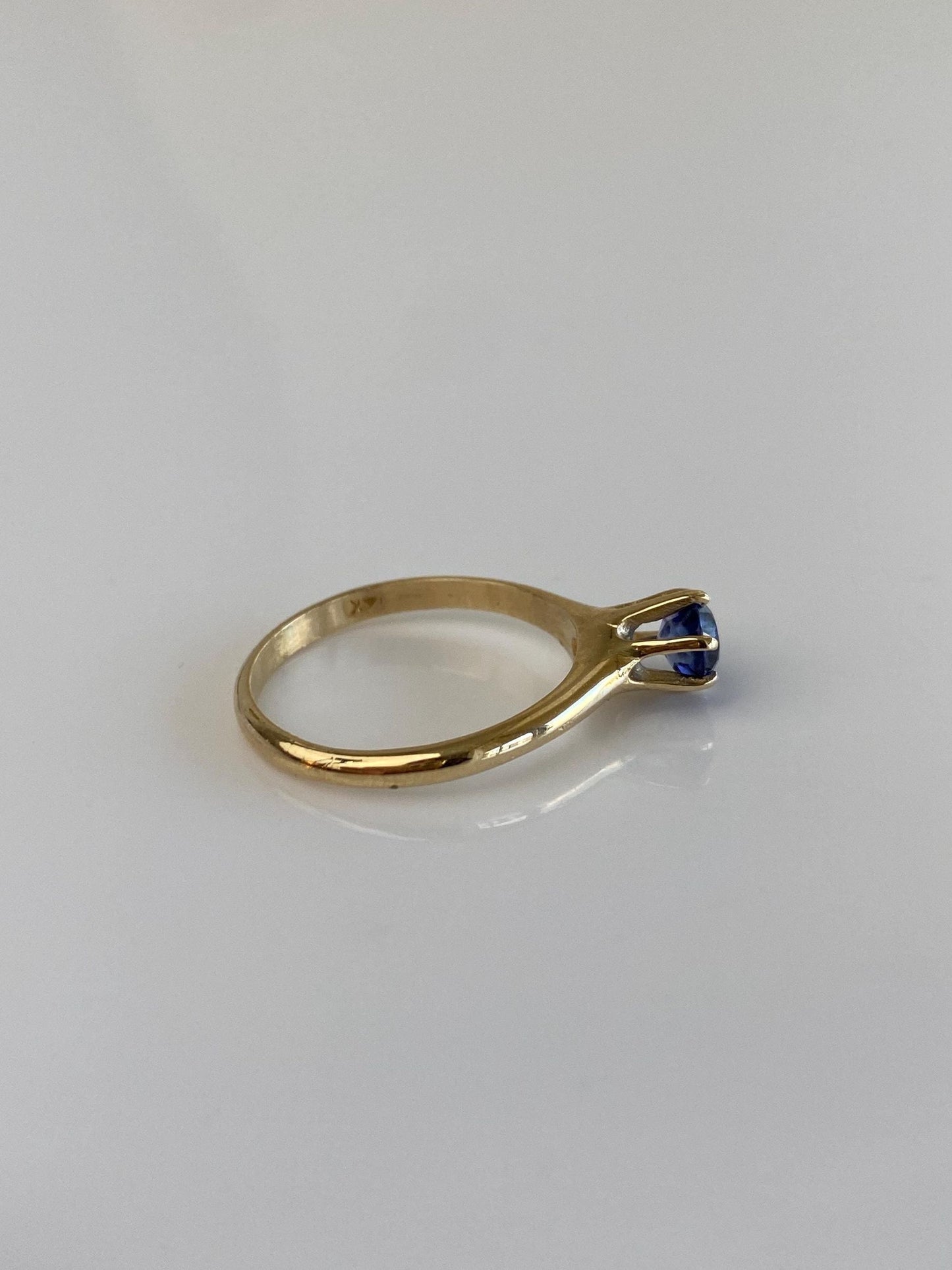 Vintage Solid 14k Yellow Gold Dusty Blue Sapphire Ring - Size 5.75