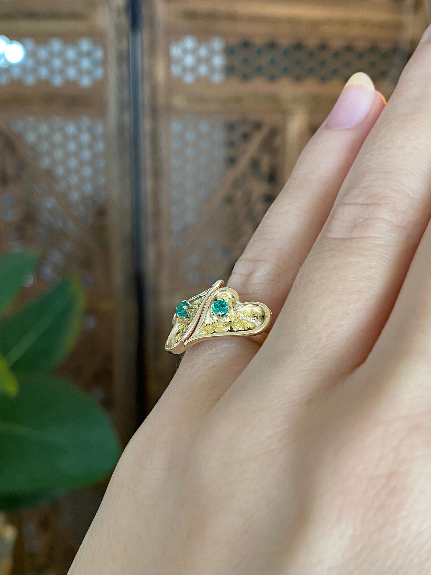 Vintage Solid 14k Yellow Gold Emerald Gold Nugget Hearts Ring - Size 4