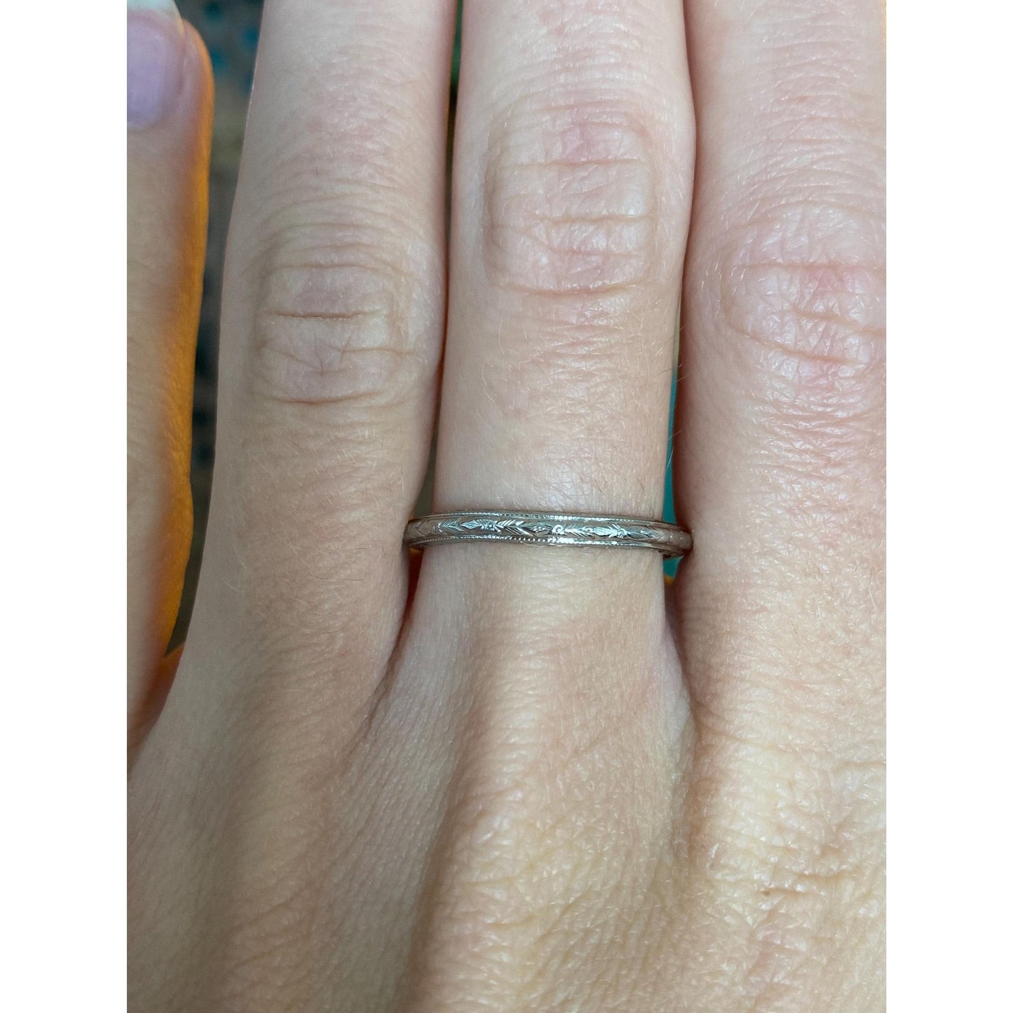 Vintage Solid 18k White Gold Engraved Ring Band - Size 8.5