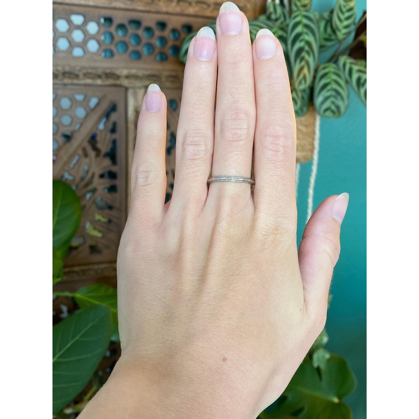 Vintage Solid 18k White Gold Engraved Ring Band - Size 8.5