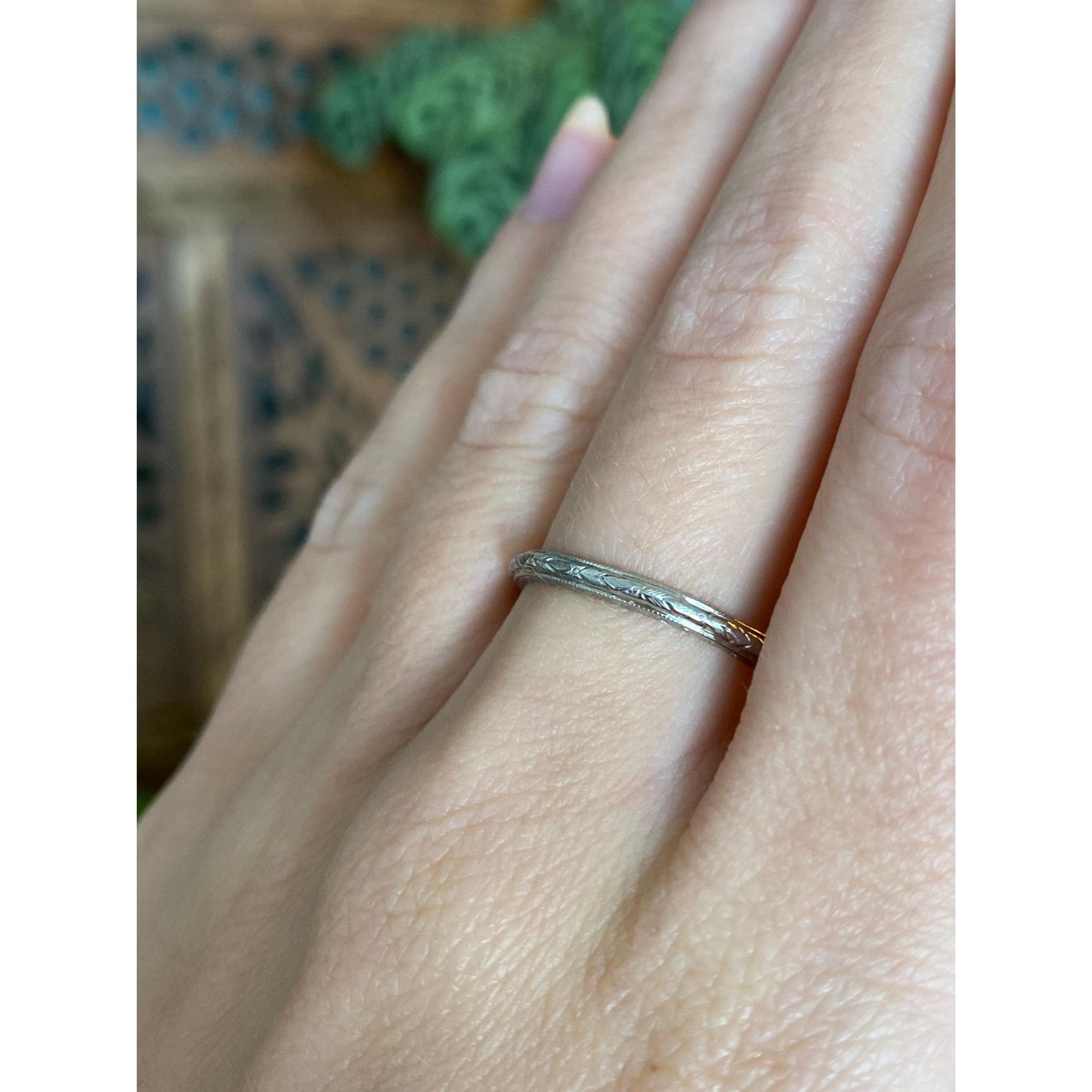 Vintage Solid 18k White Gold Engraved Ring Band - Size 8.5