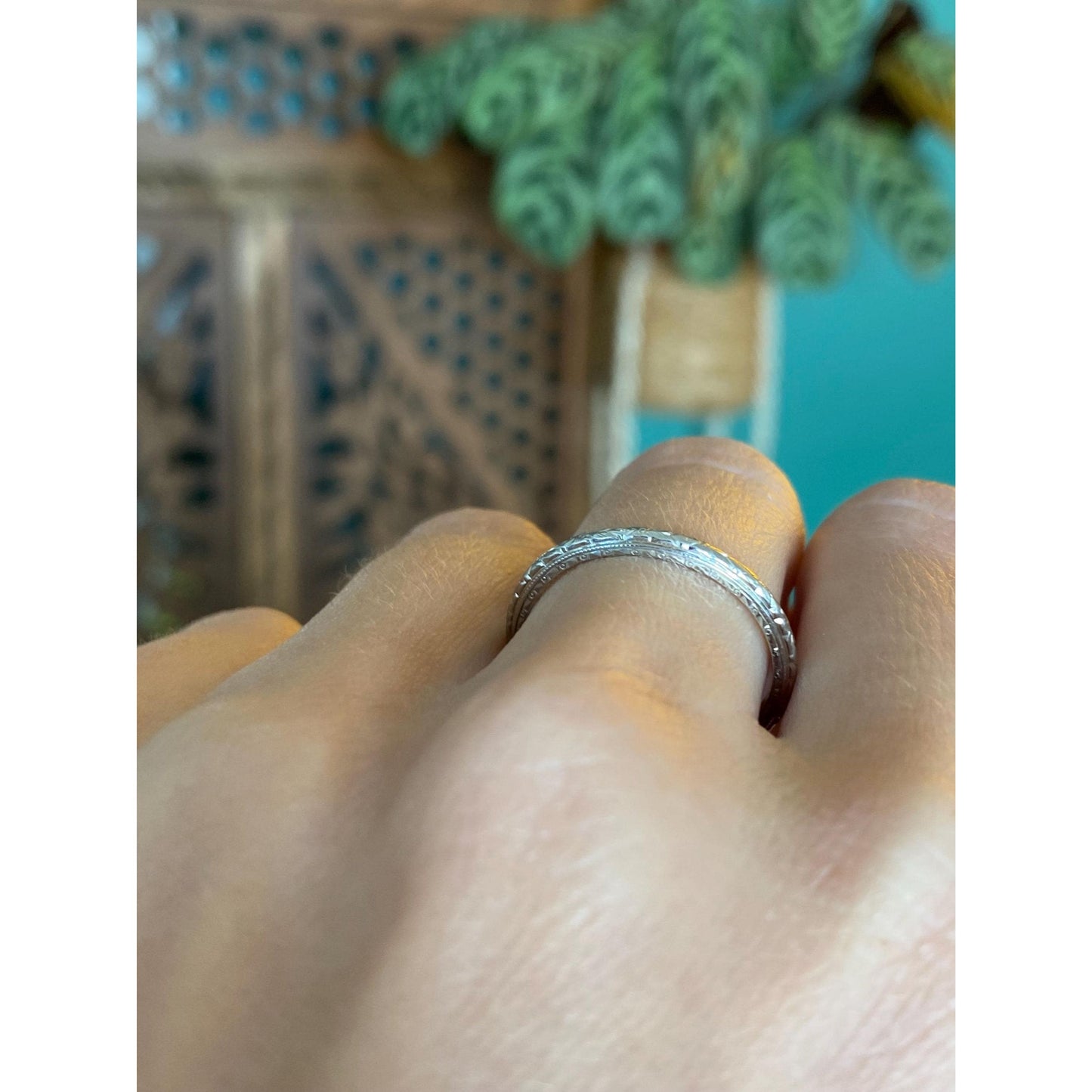 Vintage Solid 18k White Gold Engraved Ring Band - Size 8.5