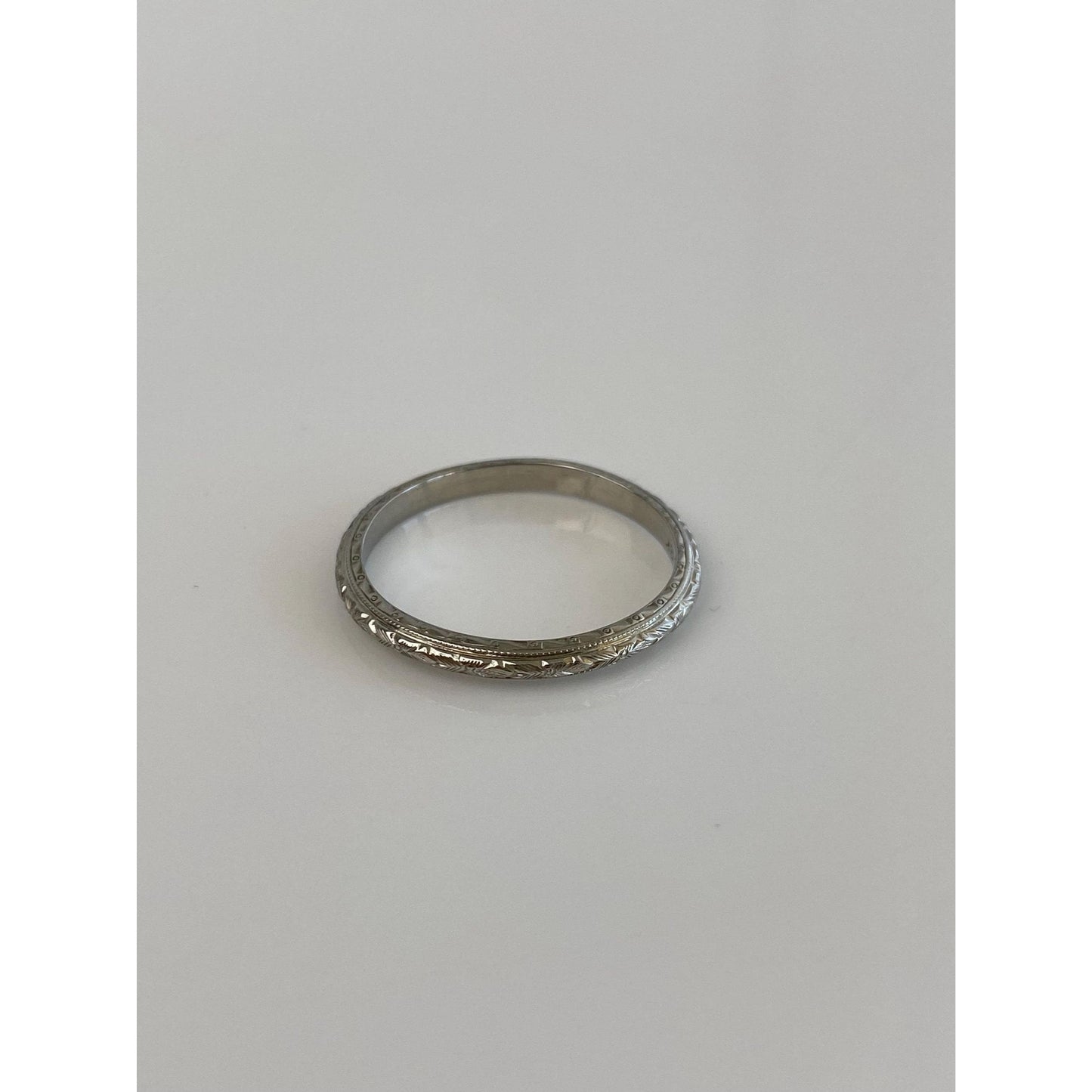 Vintage Solid 18k White Gold Engraved Ring Band - Size 8.5