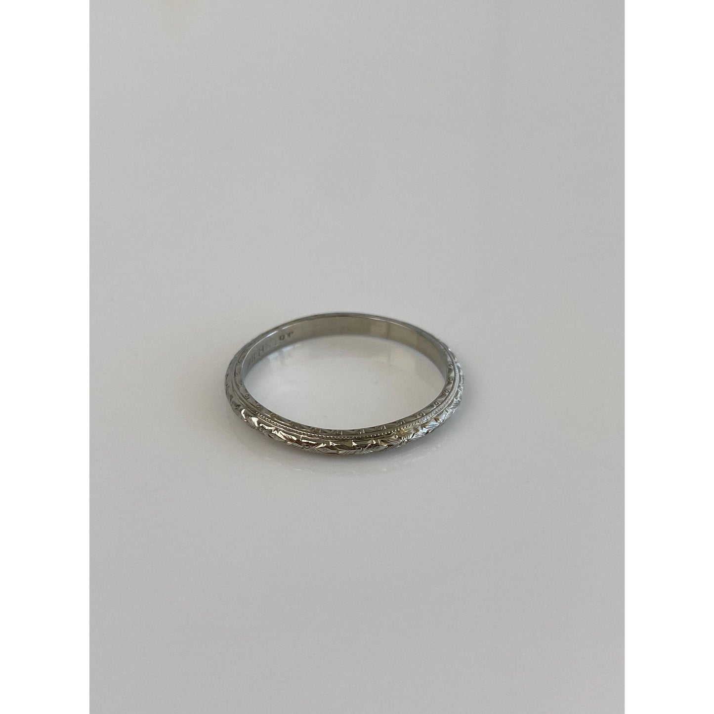 Vintage Solid 18k White Gold Engraved Ring Band - Size 8.5