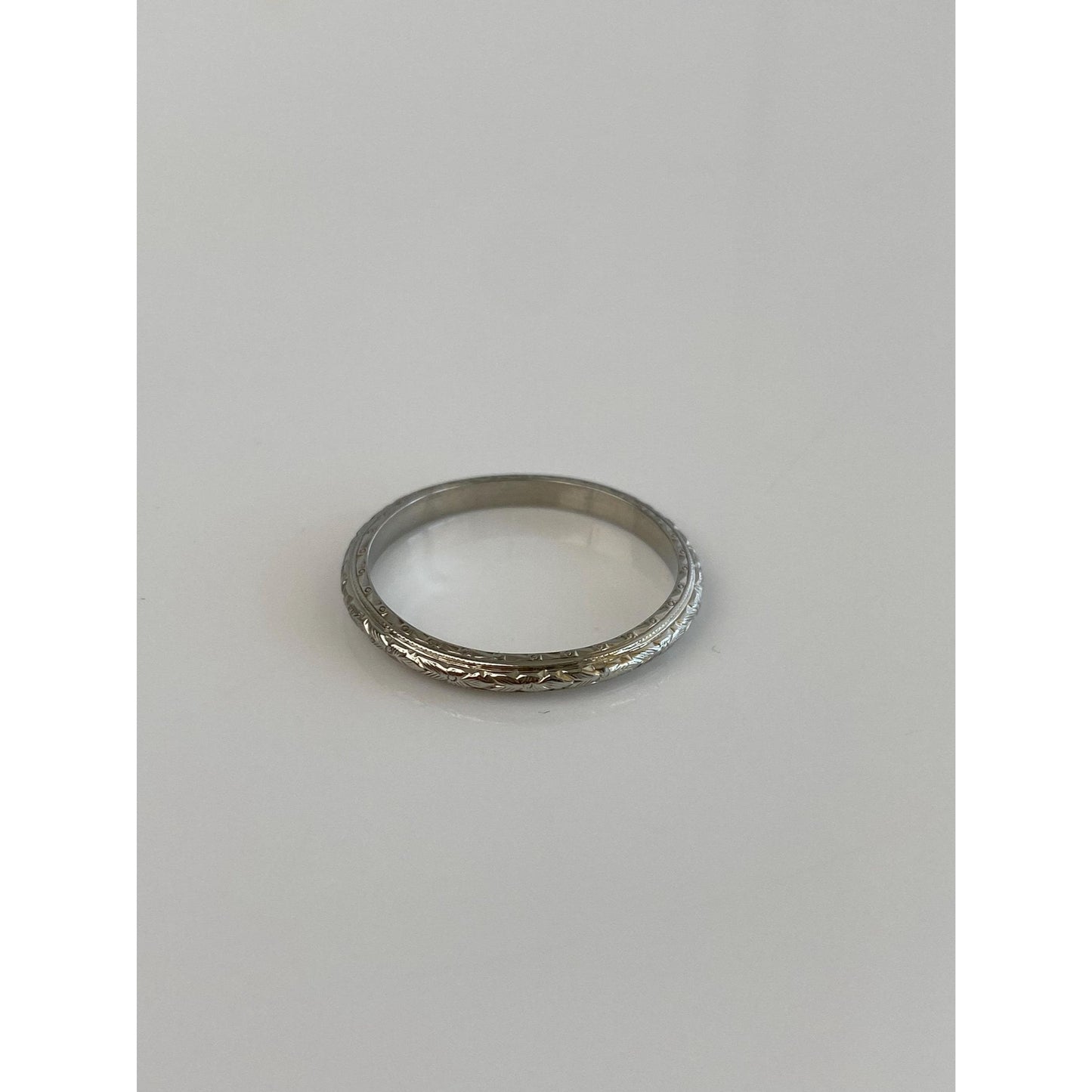 Vintage Solid 18k White Gold Engraved Ring Band - Size 8.5
