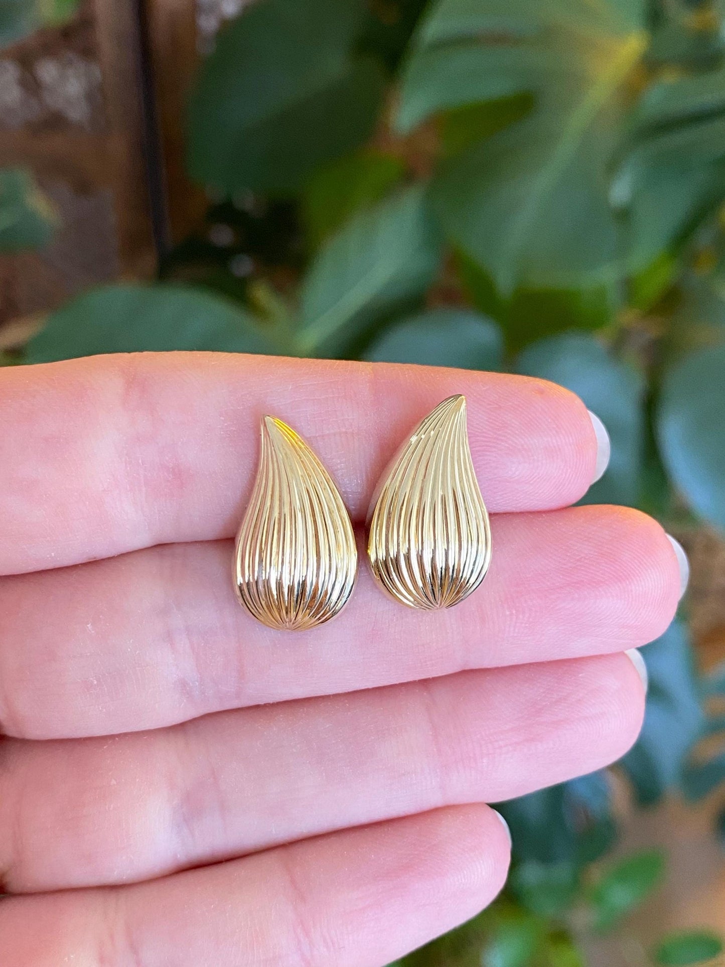 Vintage 14k Yellow Gold Fluted Teardrop Stud Earrings