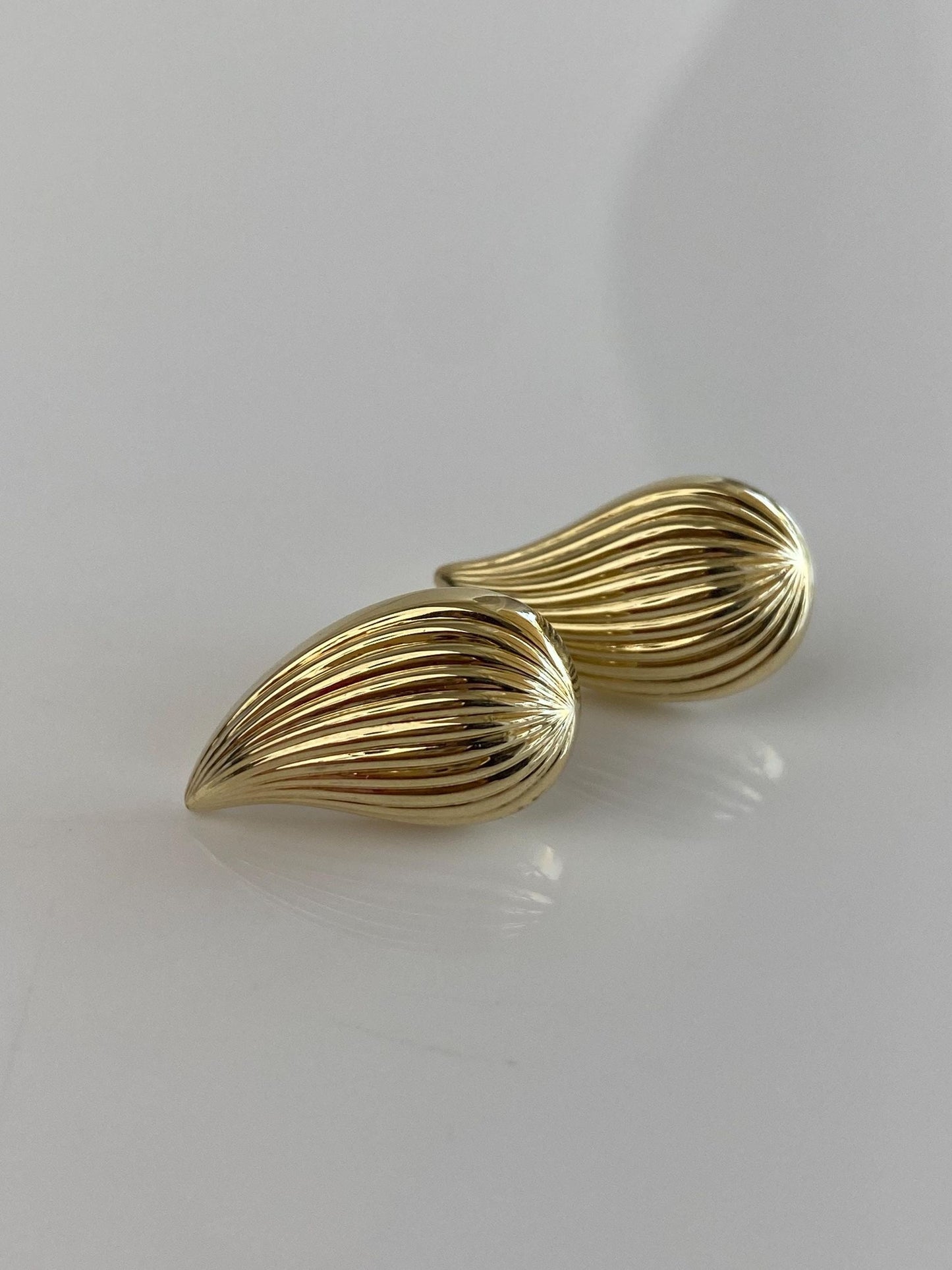 Vintage 14k Yellow Gold Fluted Teardrop Stud Earrings