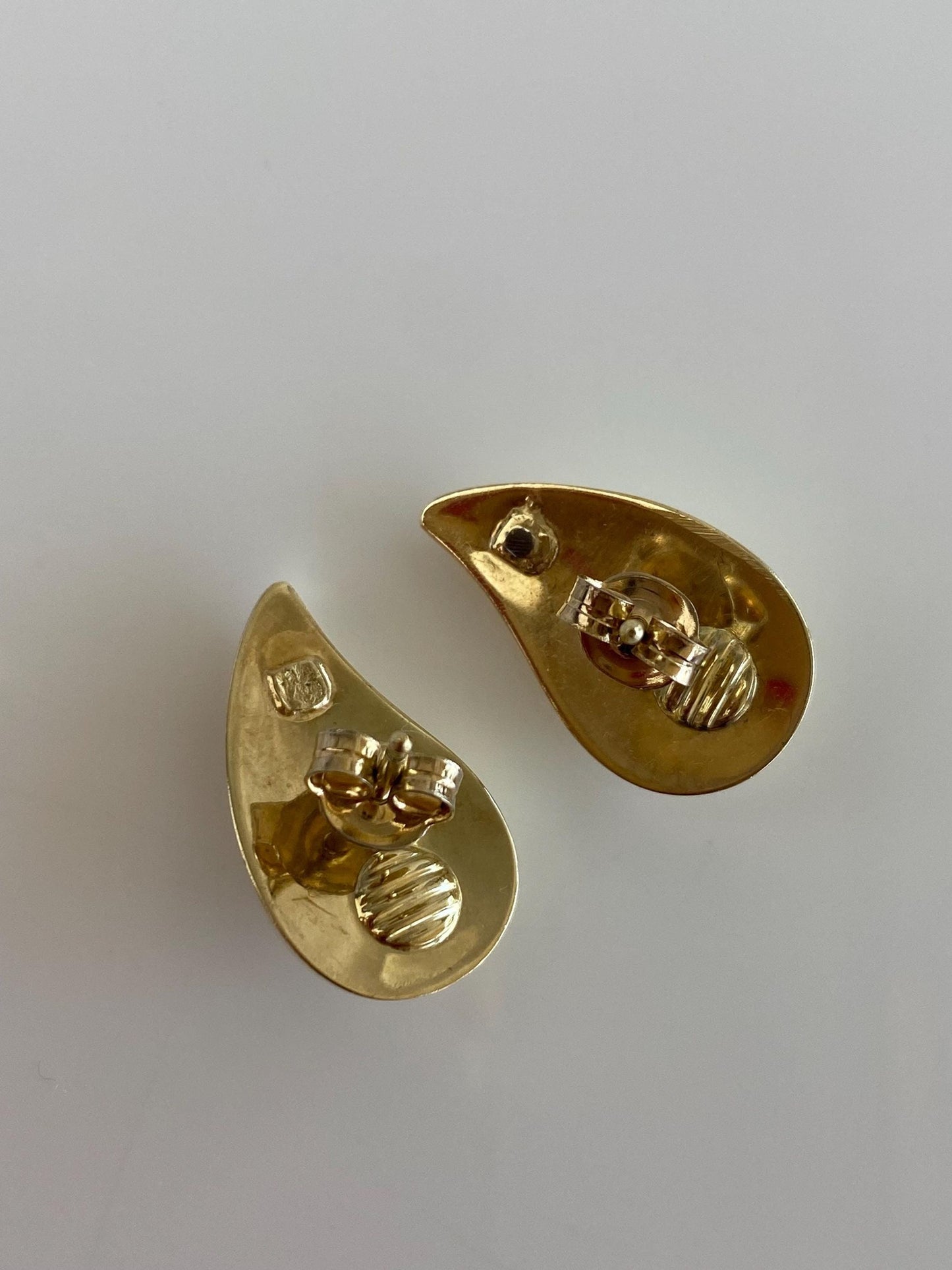 Vintage 14k Yellow Gold Fluted Teardrop Stud Earrings