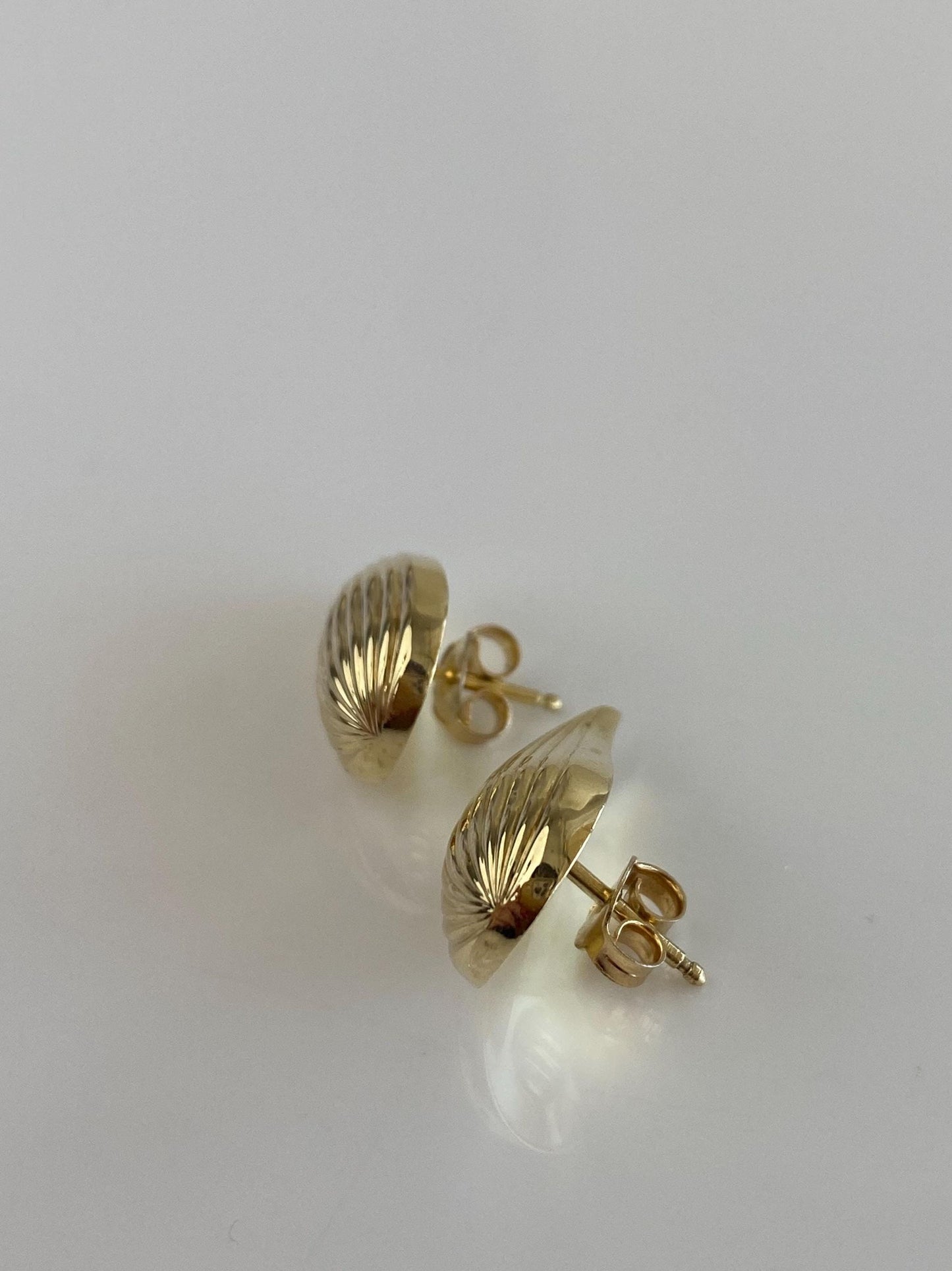 Vintage 14k Yellow Gold Fluted Teardrop Stud Earrings